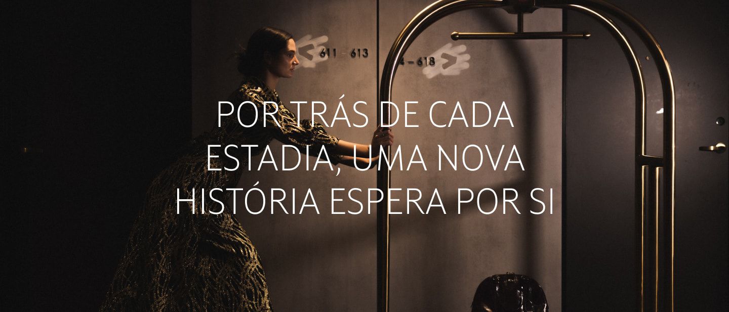 Uma senhora empurra uma mala com rodas