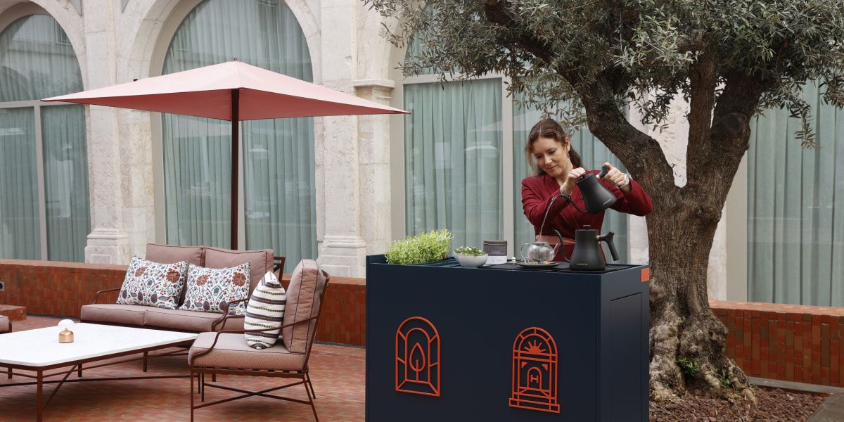 A Vignette bartender entertaining on a warm and picturesque patio