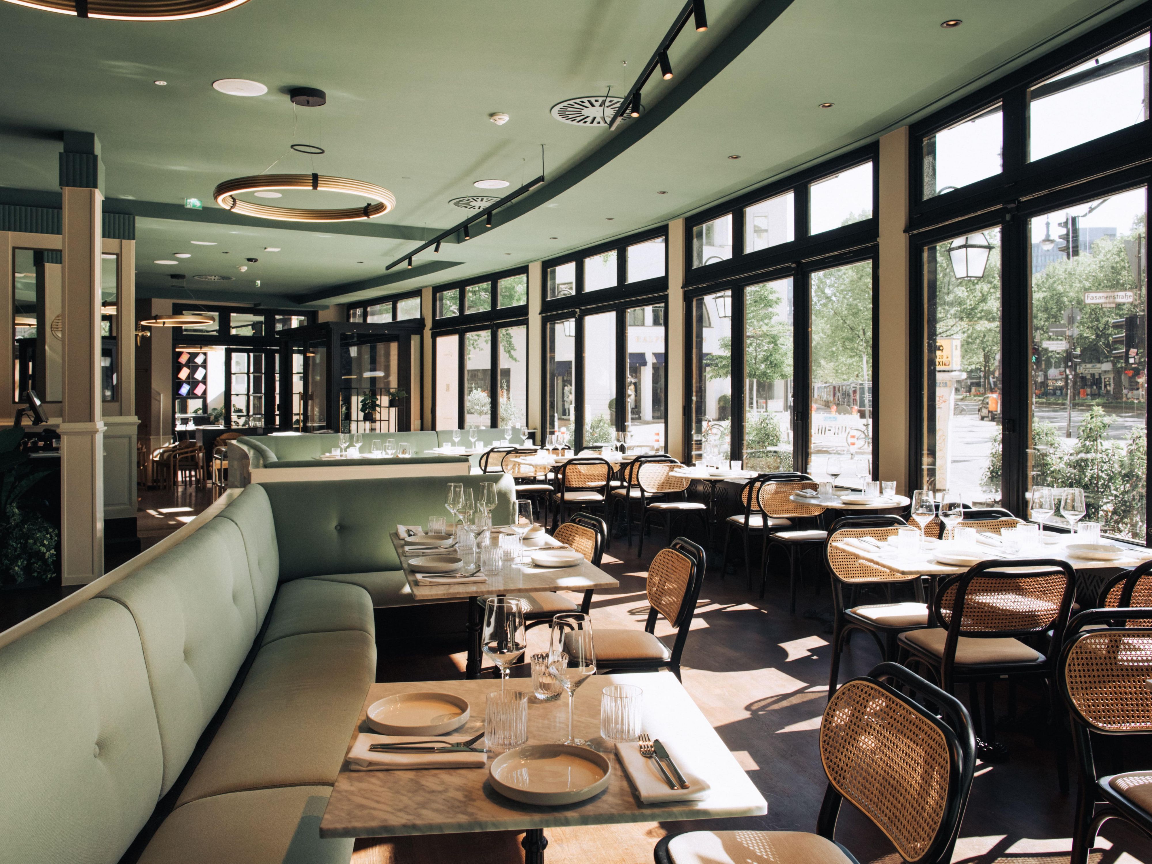 Delight in a culinary journey at Hotel Bristol Berlin. Whether it’s a gourmet meal at the Italian restaurant La Residenza, or afternoon high tea in our Pop-Up Bristol Lounge & Eatery, our offerings promise to satisfy every palate.