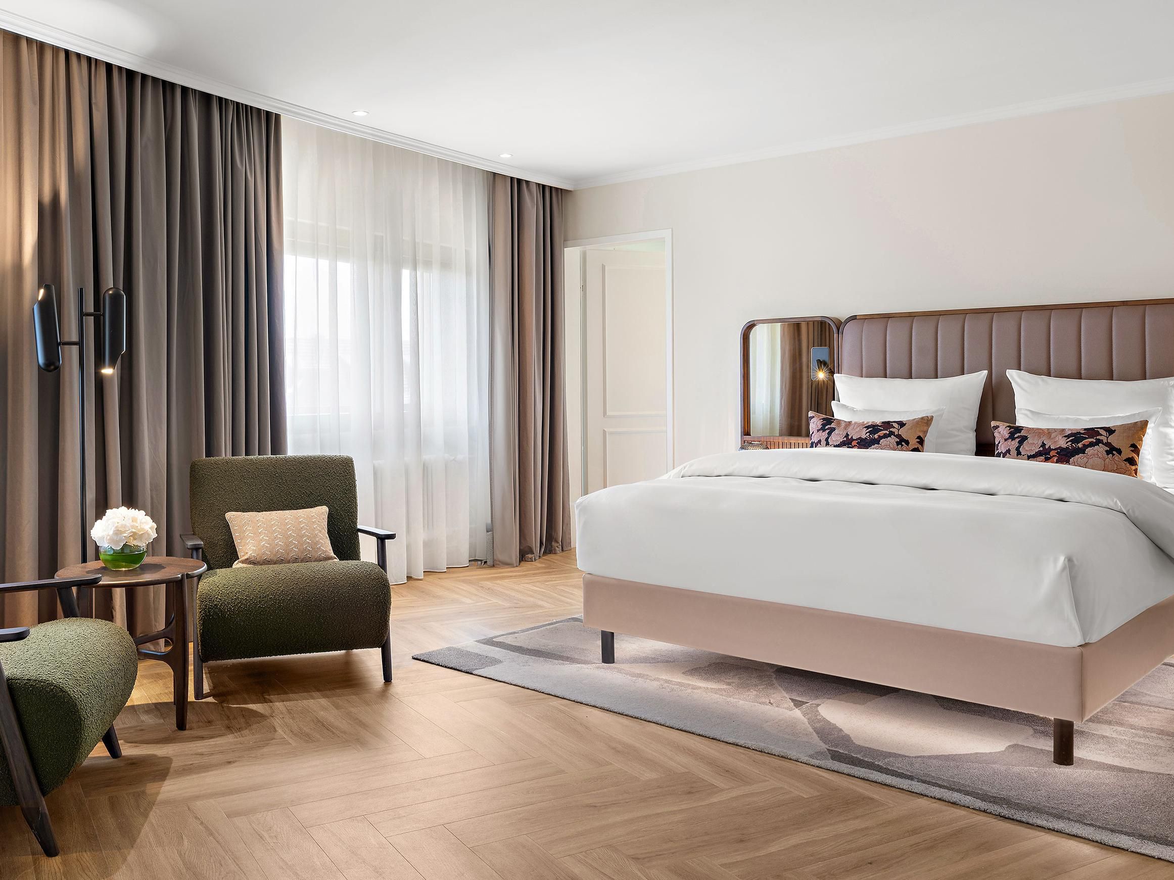 Indulge in a luxurious festive escape at Ku’damm. Enjoy 2 nights in a deluxe room, gourmet breakfast, a Christmas welcome surprise, and exclusive access to the pool & sauna. Explore Berlin’s 80+ Christmas markets or shop along the beautifully decorated Kurfürstendamm.