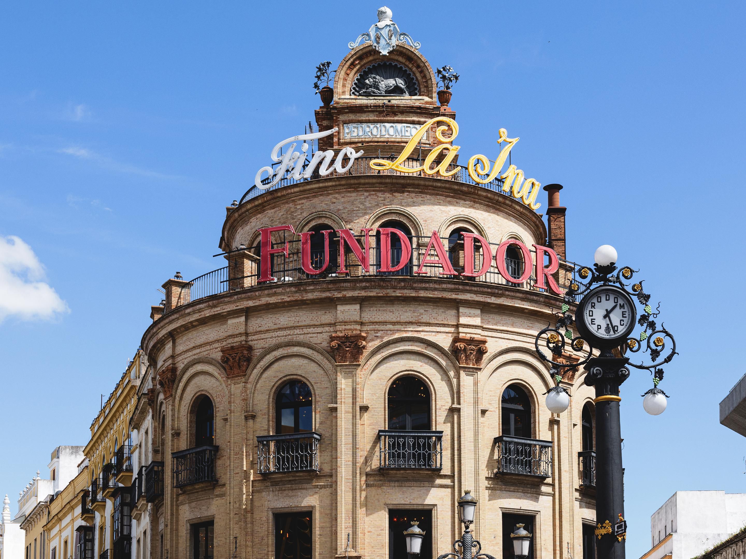 Front view of the El Gallo Azul building