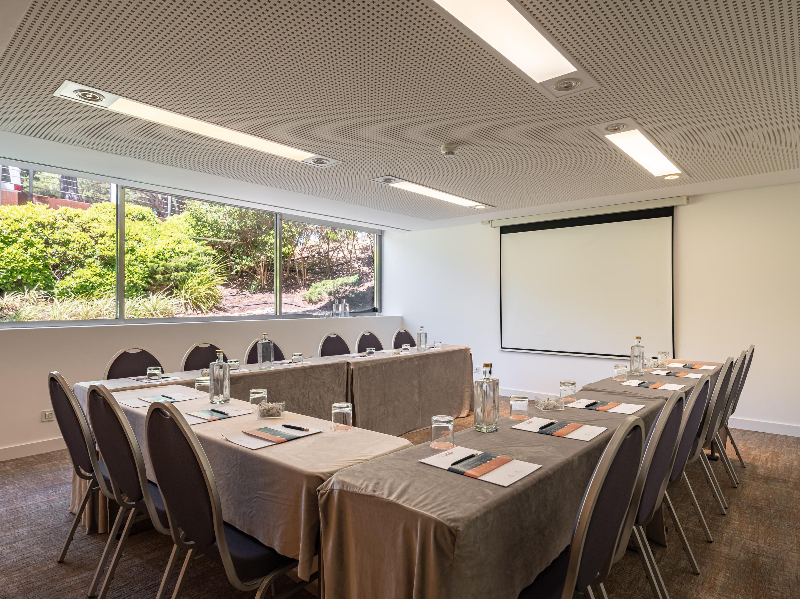 Meeting rooms with free Wi-Fi