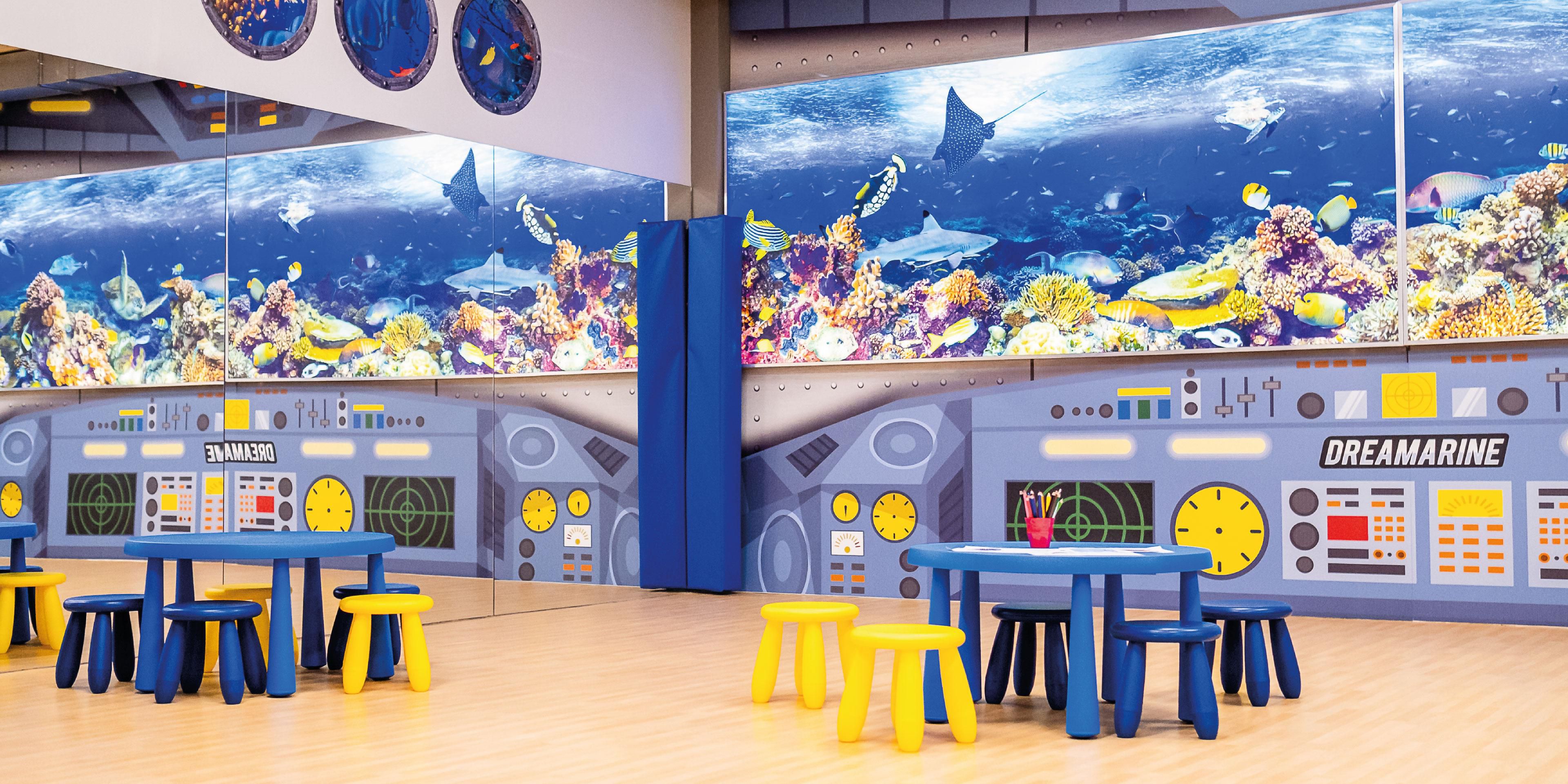 キャプテン・スキッパーは小さなお子様を海底アドベンチャーにご招待いたします。サブマリンでは、2歳から12歳までのお子様が五感を使ったインタラクティブでクリエイティブなアクティビティをお楽しみいただけます。専属スタッフが1年中、あらゆる年齢層のお客様に合わせたエキサイティングなプログラムをご用意し、忘れられない思い出となるようにお手伝いいたします。