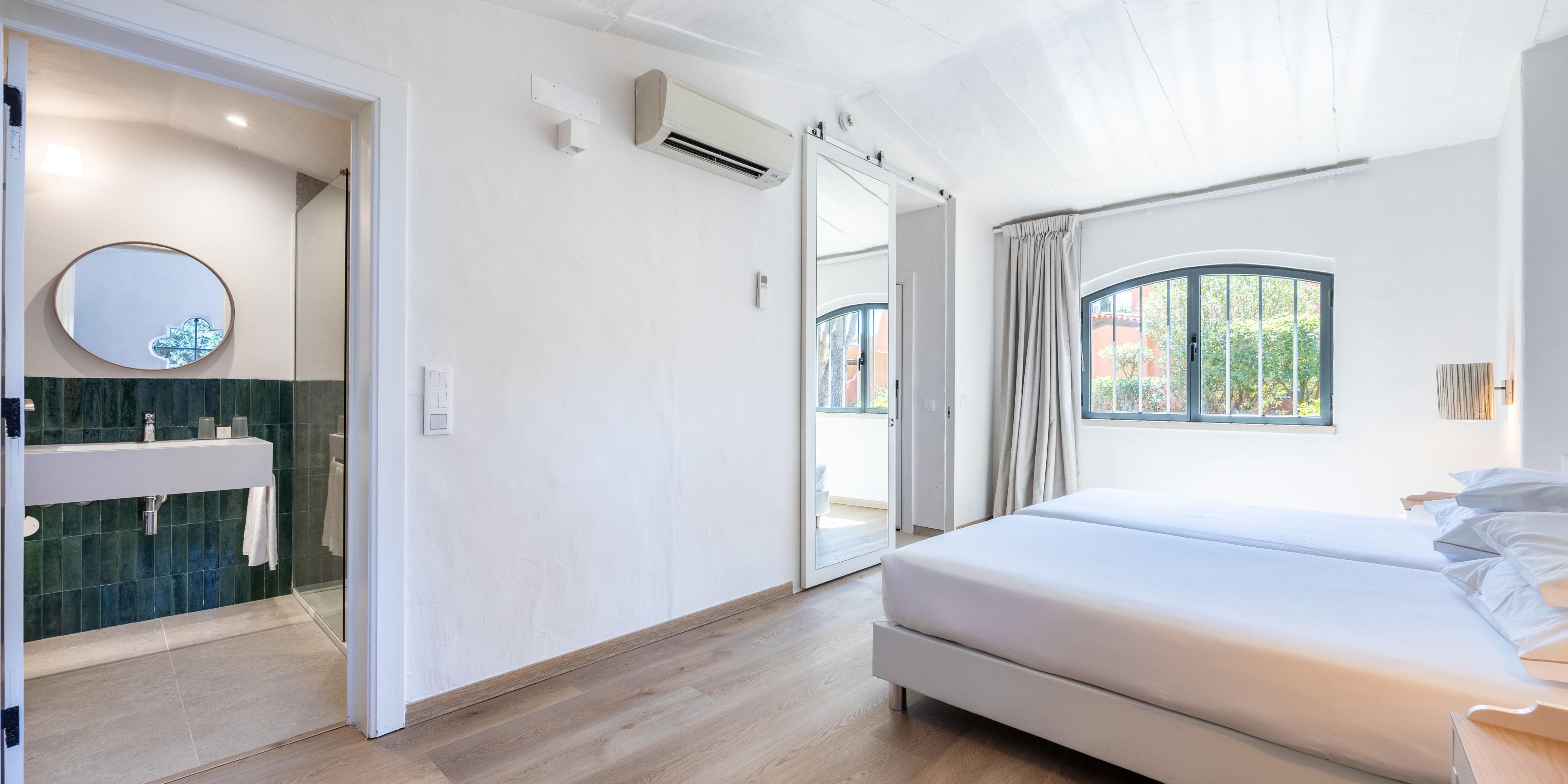Room with private bathroom in our villas