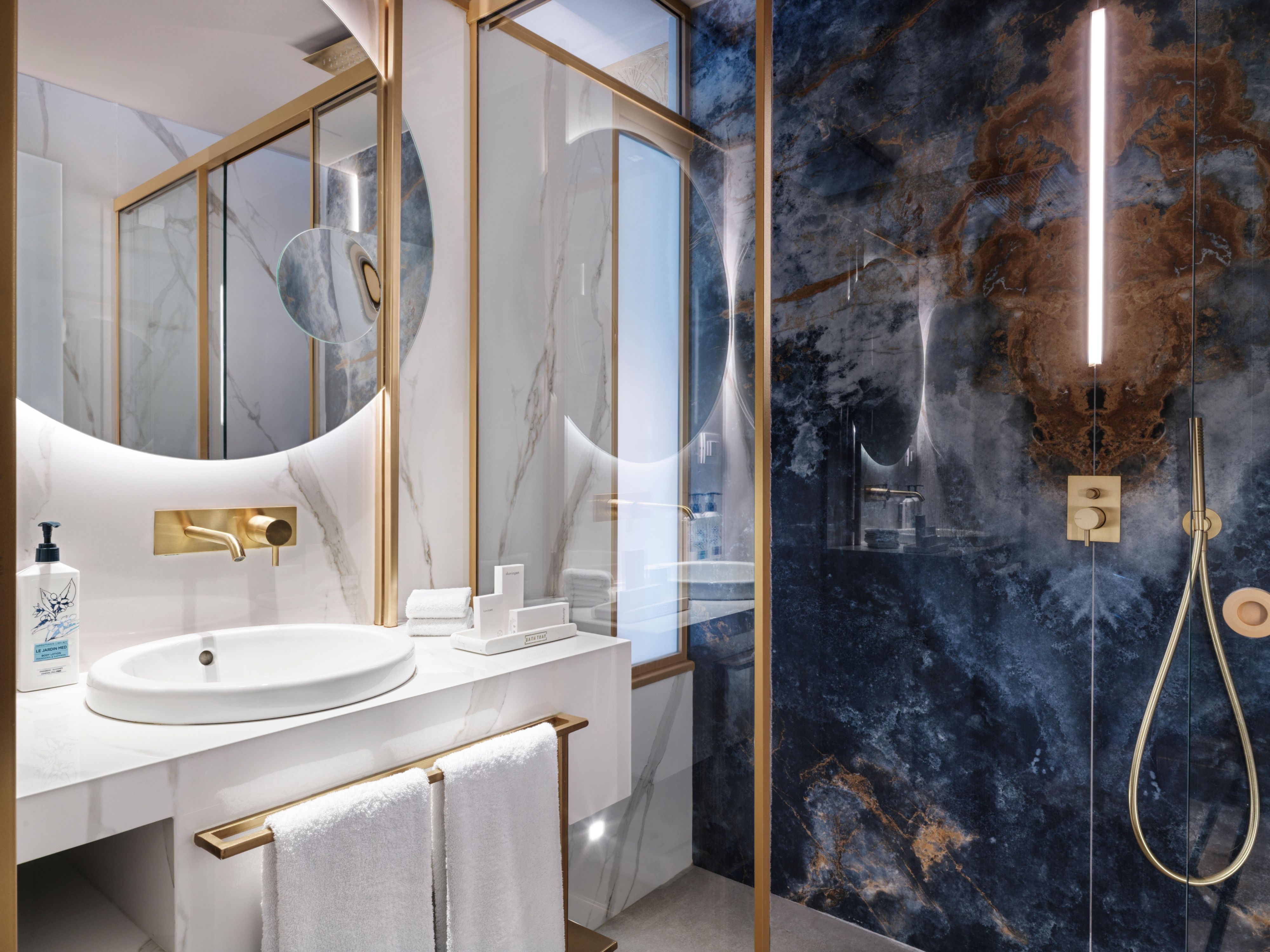 Guest Bathroom Deluxe Room