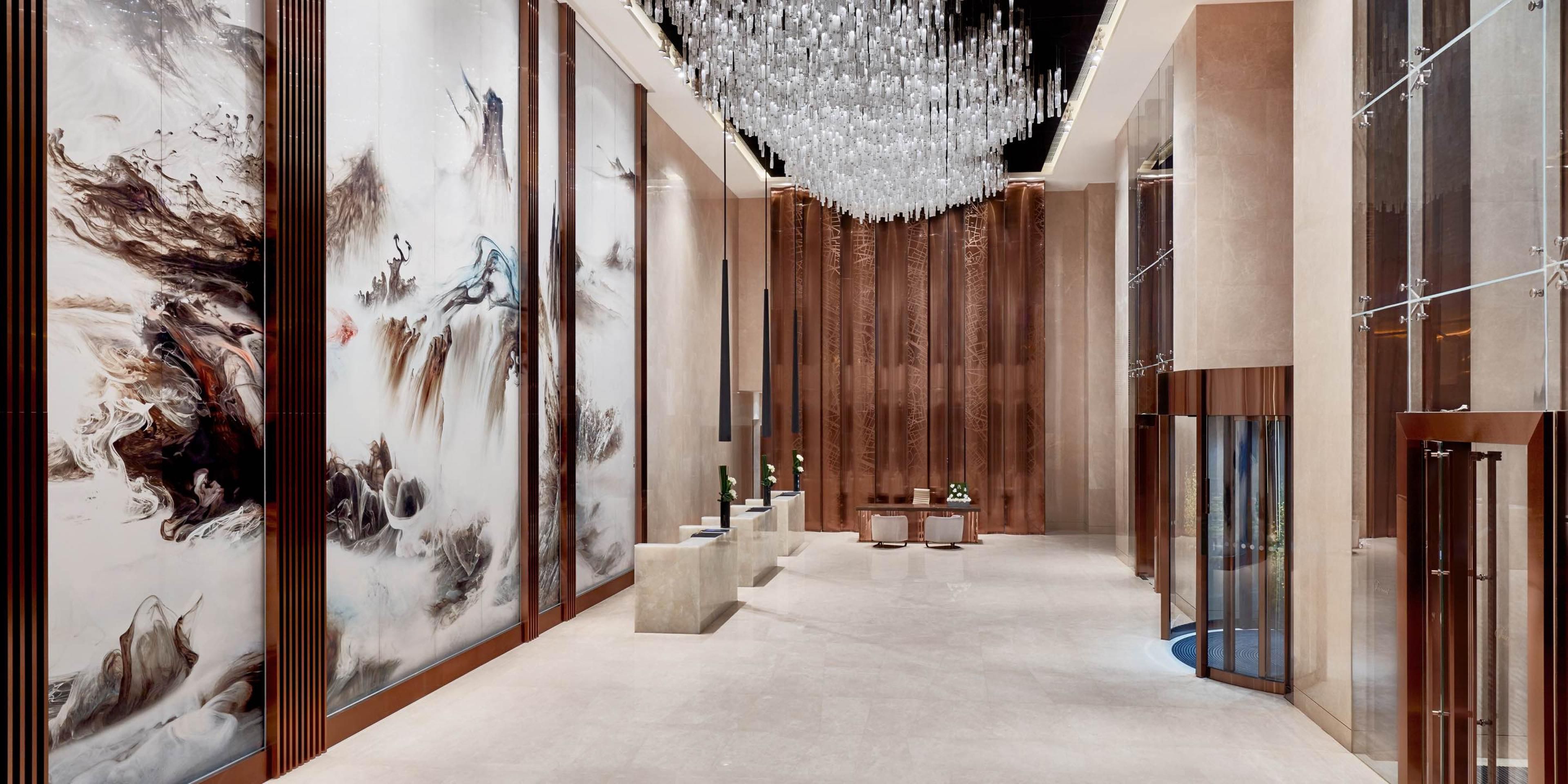 步入酒店大堂，宾客们会被一幅杰作深深吸引——千里烟霞锦水头。这幅巨屏蜀绣是两位当代知名艺术大师的跨界相遇，也是现代科技与传统艺术的完美交融——以“数字水墨”创作方式闻名的艺术家陆军，以四川山水之美为灵感，将颜料滴入水中后用数码影像记录色彩交融变化的瞬间，并将千余幅摄影作品经过后期处理合成，最终呈现出了一幅完整的数字水墨画。而后，前蜀绣厂厂长杨德全老师在此影像的基础上，以精工细作的高超技艺，将这一画作以传统蜀绣的形式再现。在经历了180天的创意碰撞后，由20位专业技艺人员组成的刺绣团队历时两年得以完成，丝线用色多达546种。