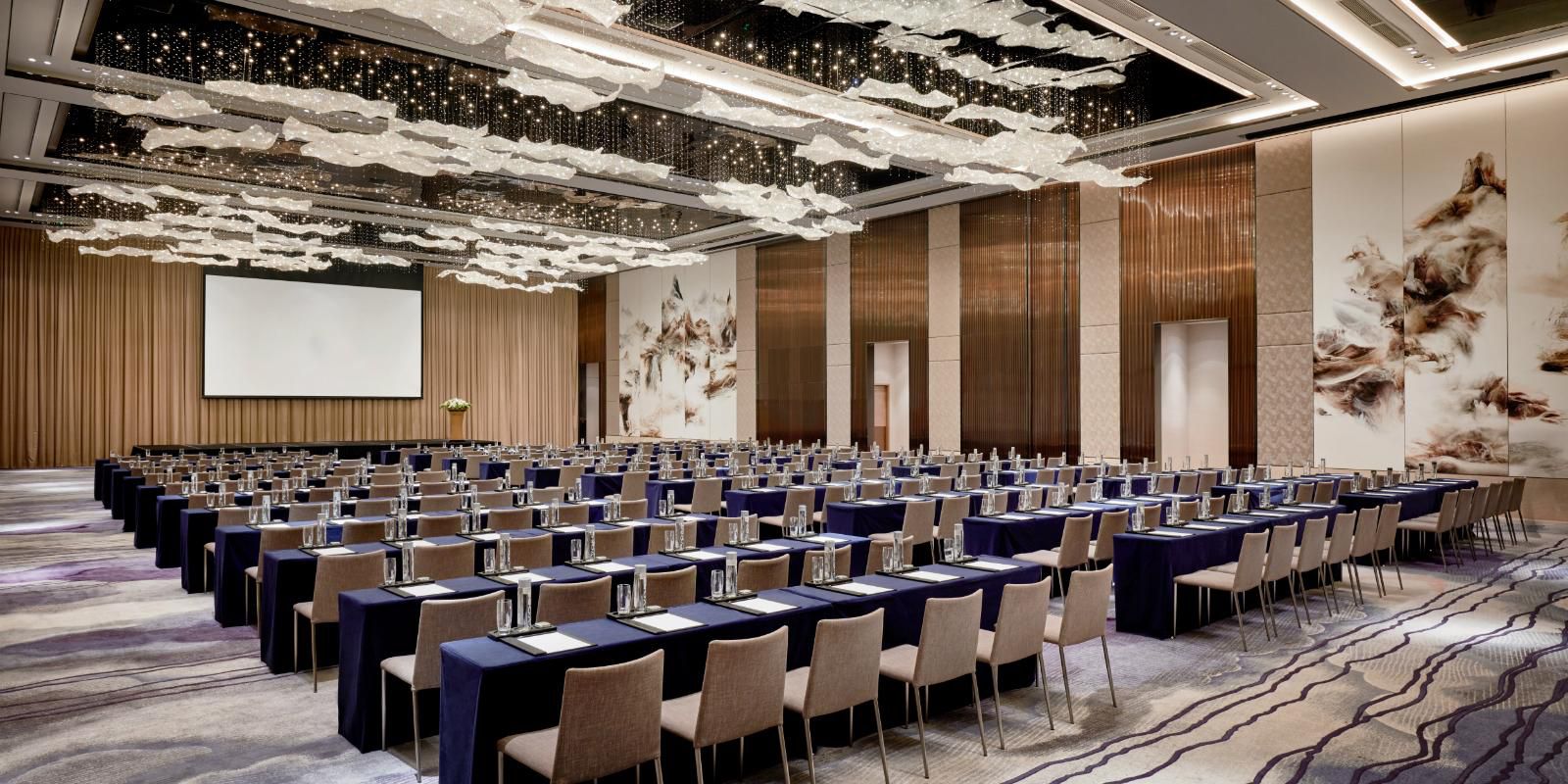 专属会议及活动空间，730平米大宴会厅自然采光，特配备载车电梯。