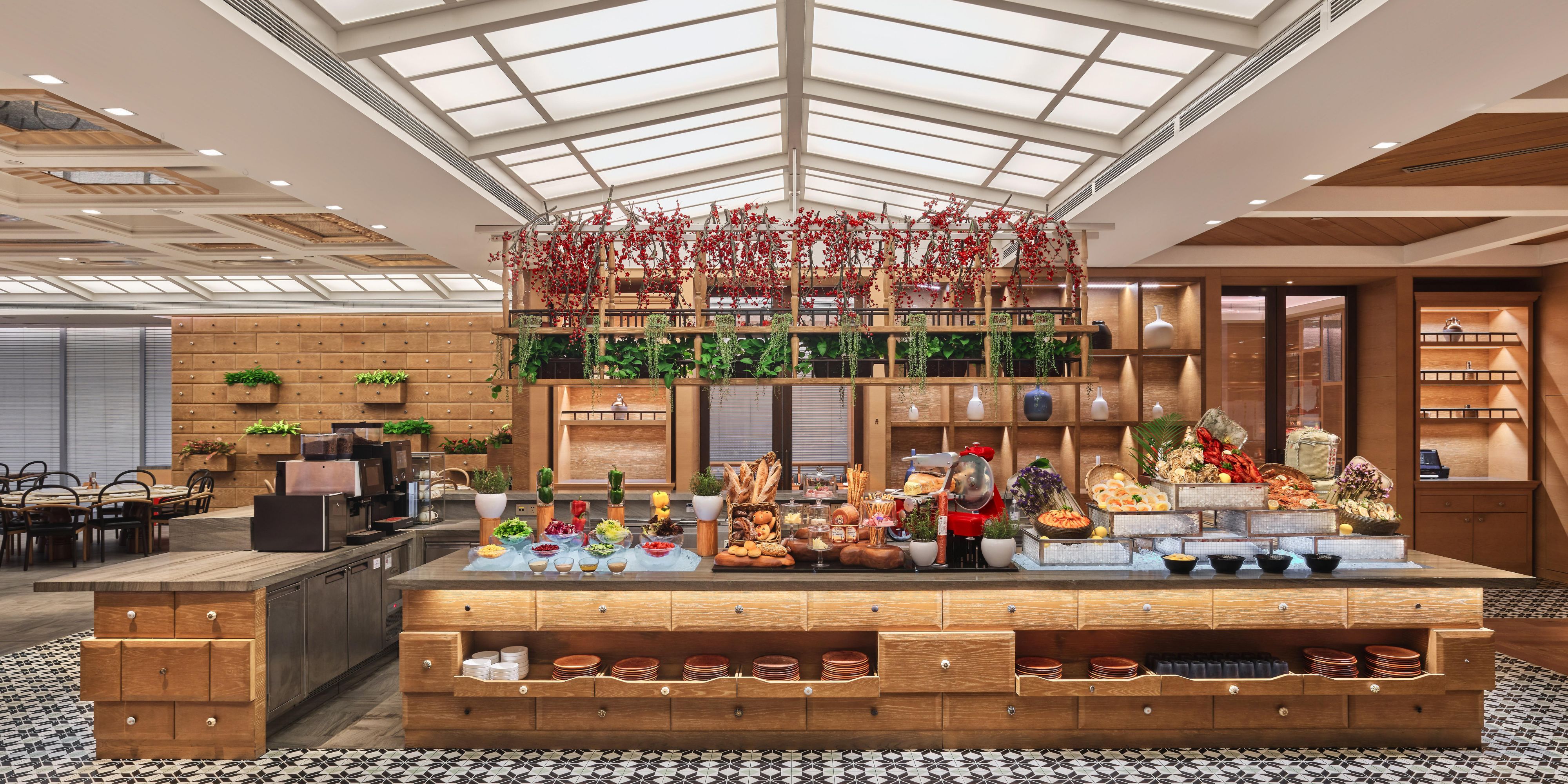 餐厅提供包含海鲜、意面、烤肉及有机蔬菜在内的各式环球美食。您可乐享上百种美味自助，开启中西美食探索之旅，以本地特色面食及地道麻辣美味释放“成都美食站”的味觉火花。别具一格的饮品台提供从精酿啤酒、食百绚现磨咖啡到鲜榨蔬果汁的丰盛选择，不容错过。厨师将来到您的桌前供应特色美食，与您互动。我们提供早餐、午餐、晚餐，包含所有您所需的自助、零点及美食外卖。