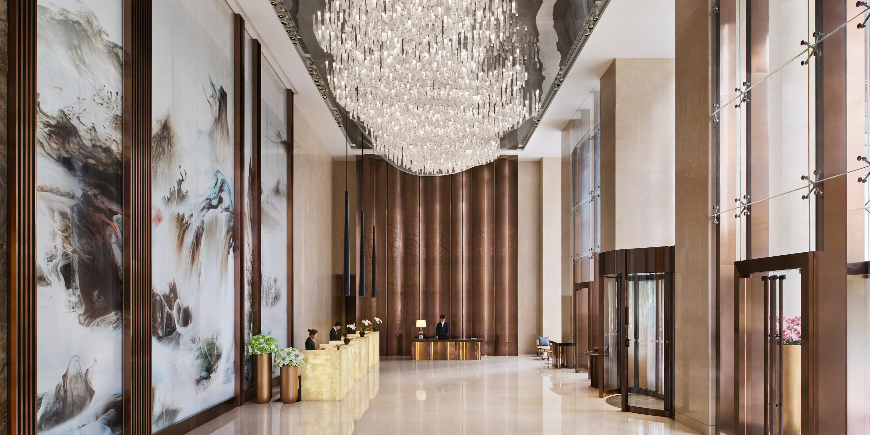 距离成都天府国际机场最近的奢华品牌酒店， 地铁上盖-18号线/37分钟直抵成都天府国际机场。