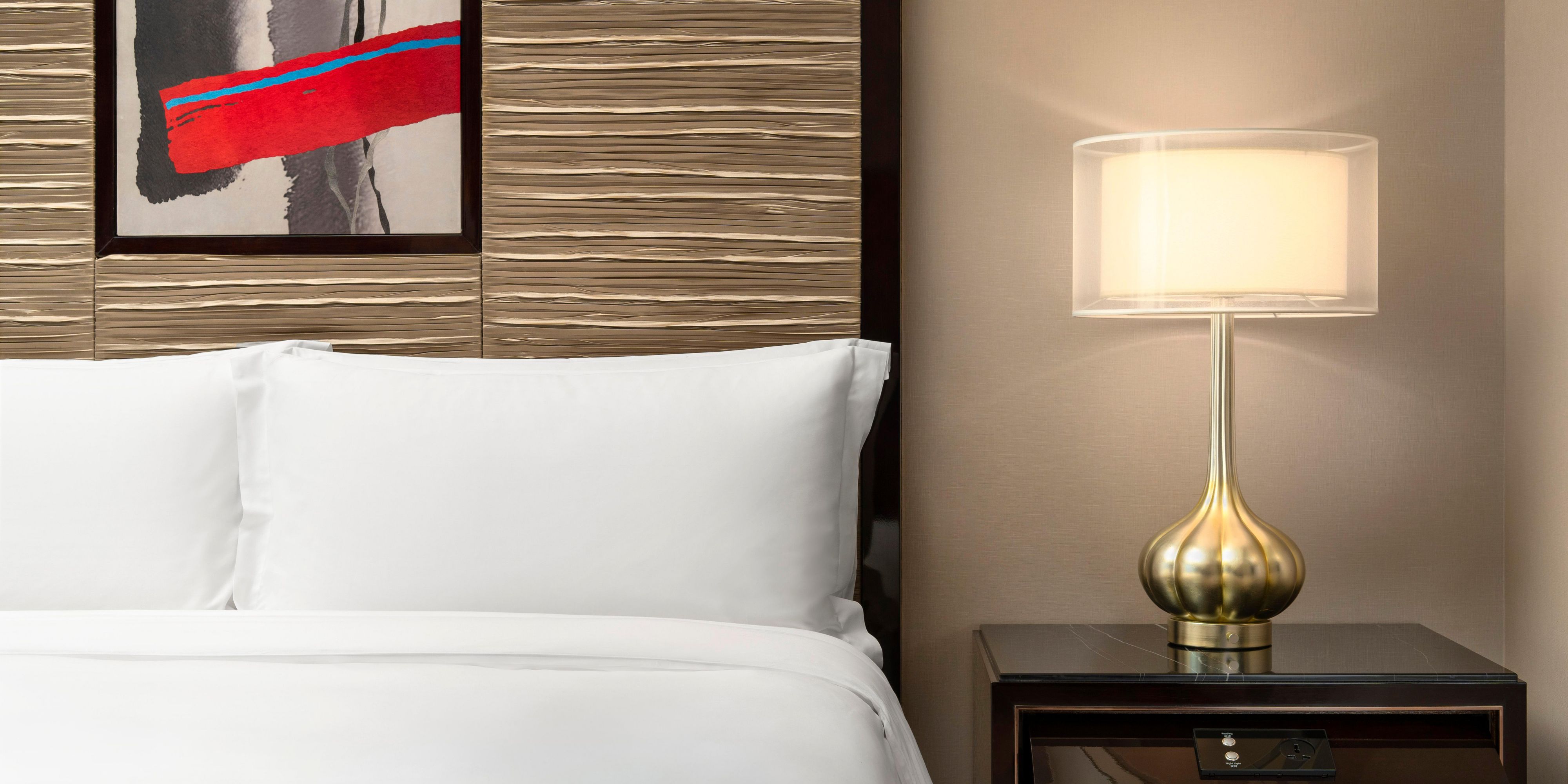 客房宽敞雅致，落地窗纵览城市风光，双大床房-每床宽达1.5米；