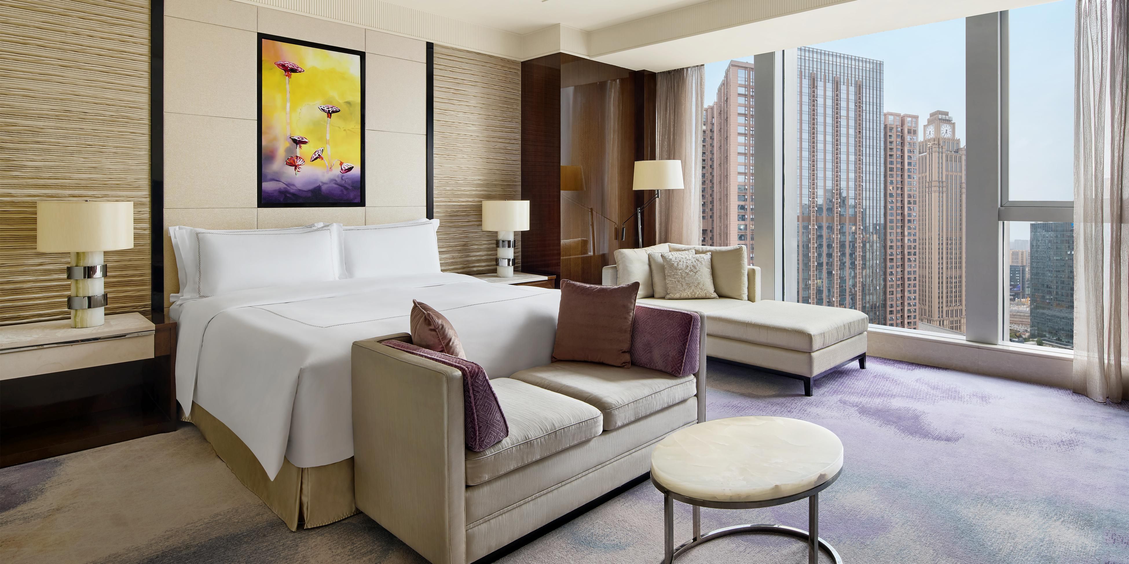 客房宽敞雅致，落地窗纵览城市风光，奢享1张2米宽特大床或2张1.5米宽双大床；独立步入式衣帽间、触控式马桶等时尚高科技设施设备；配备Nespresso胶囊咖啡机、太阳神鸟元素茶具及金沙首饰盒，高清液晶电视及Bose音响带来沉浸式视听体验；定制丝涟床垫、300支高密度100%纯棉贡缎床上用品。