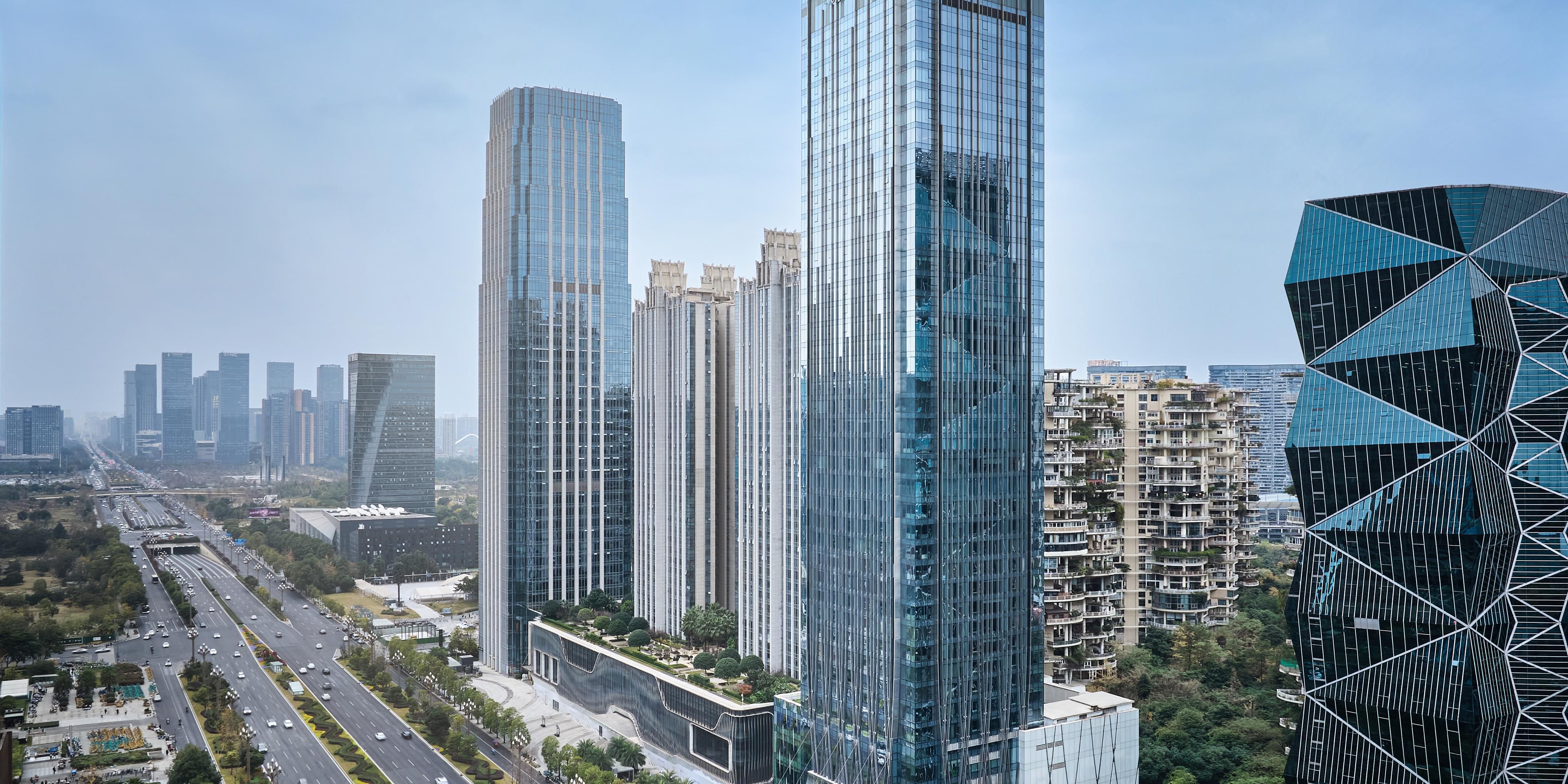 距离成都天府国际机场最近的奢华品牌酒店， 地铁上盖-18号线/37分钟直抵成都天府国际机场。