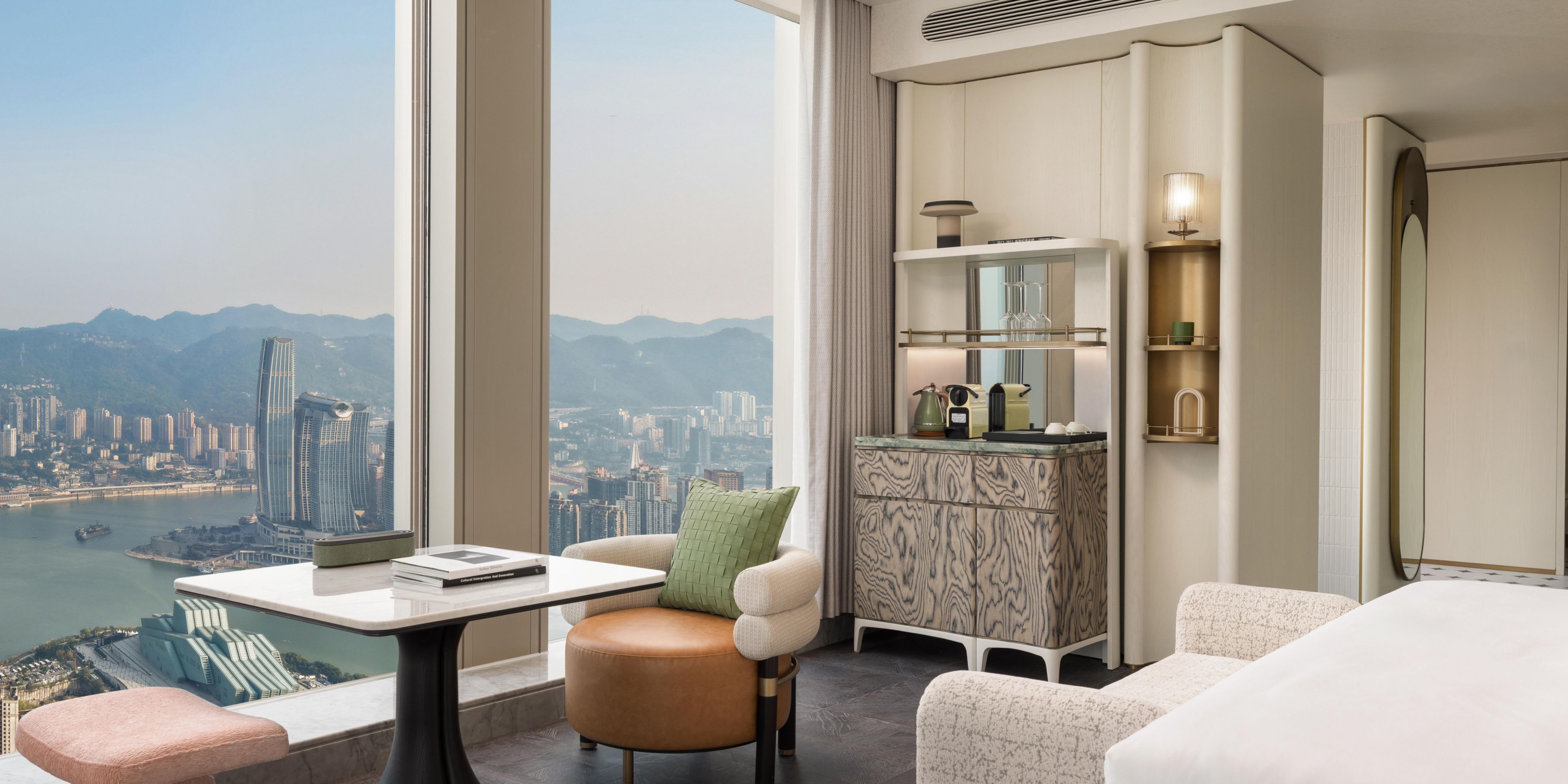 酒店客房分布在51F-59F，独揽高空江景，所有房型均可观赏壮阔江景，半数客房坐拥朝天门广场雄伟景致。客房配备65寸液晶电视、戴森吹风机、德龙热水壶，德国唯宝卫浴等设施，将舒适便利融入您的每一寸居停时光。