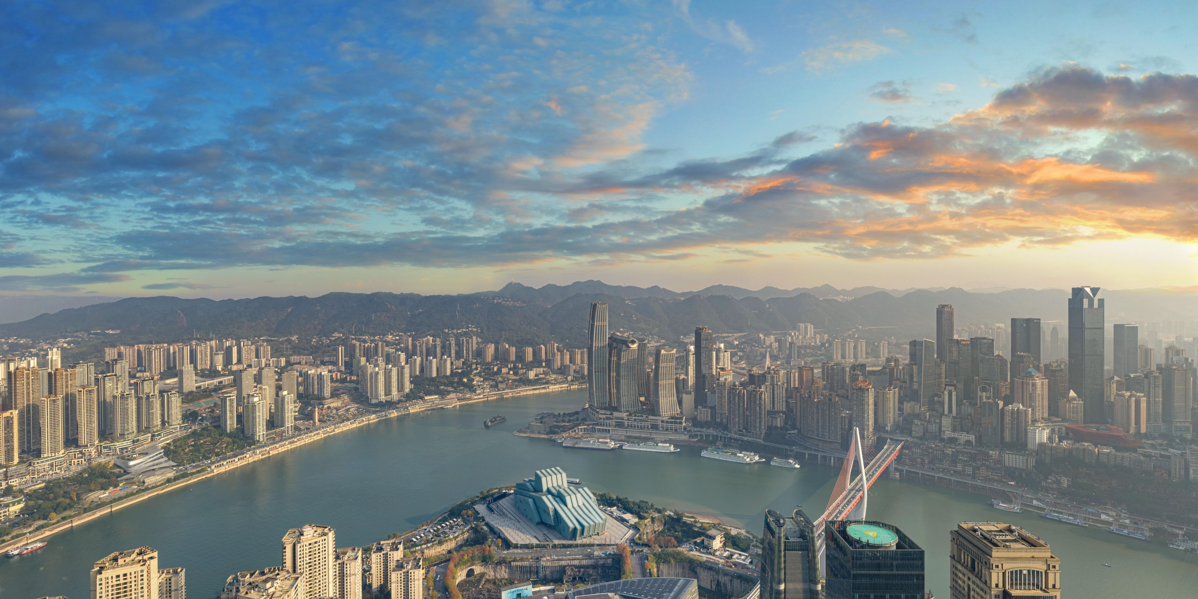 洲至奢选重庆 TFT 酒店位处江北嘴核心区域，居于51-66层高空，拥 有212间客房及套房，坐拥两江交汇奇观、千厮门大桥流光、大剧院、 朝天门码头、城市地标来福士广场等城市标志性美景。