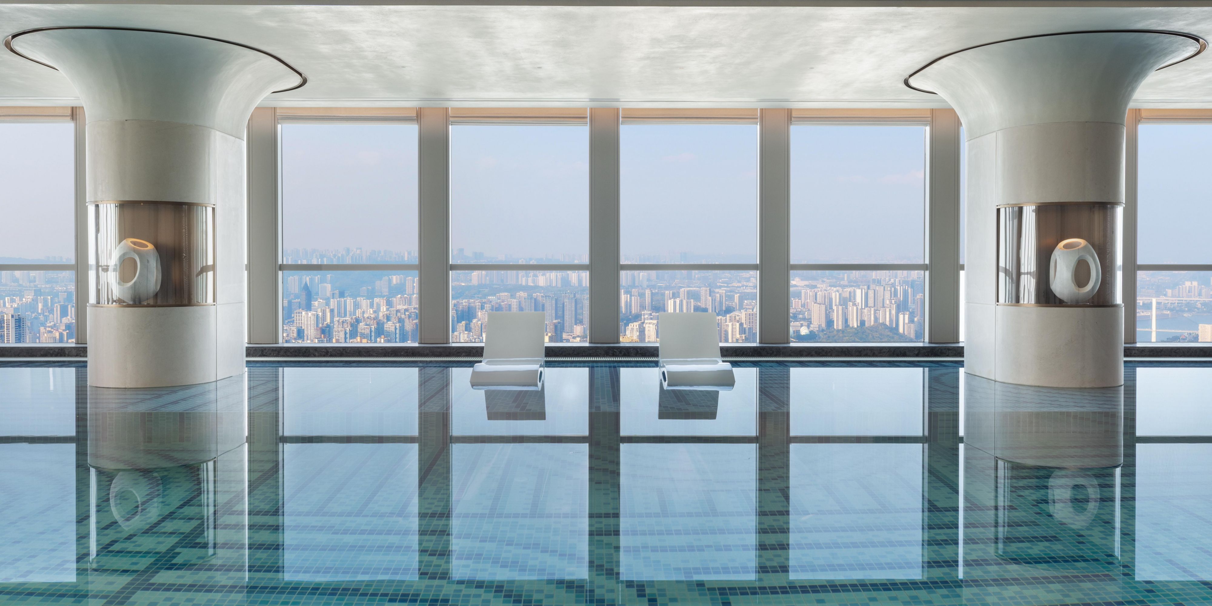 室内天际泳池，拥有270度视野，作为云端之上的水境观景台，您的每一次徜徉， 都与秀丽画卷和谐同框。