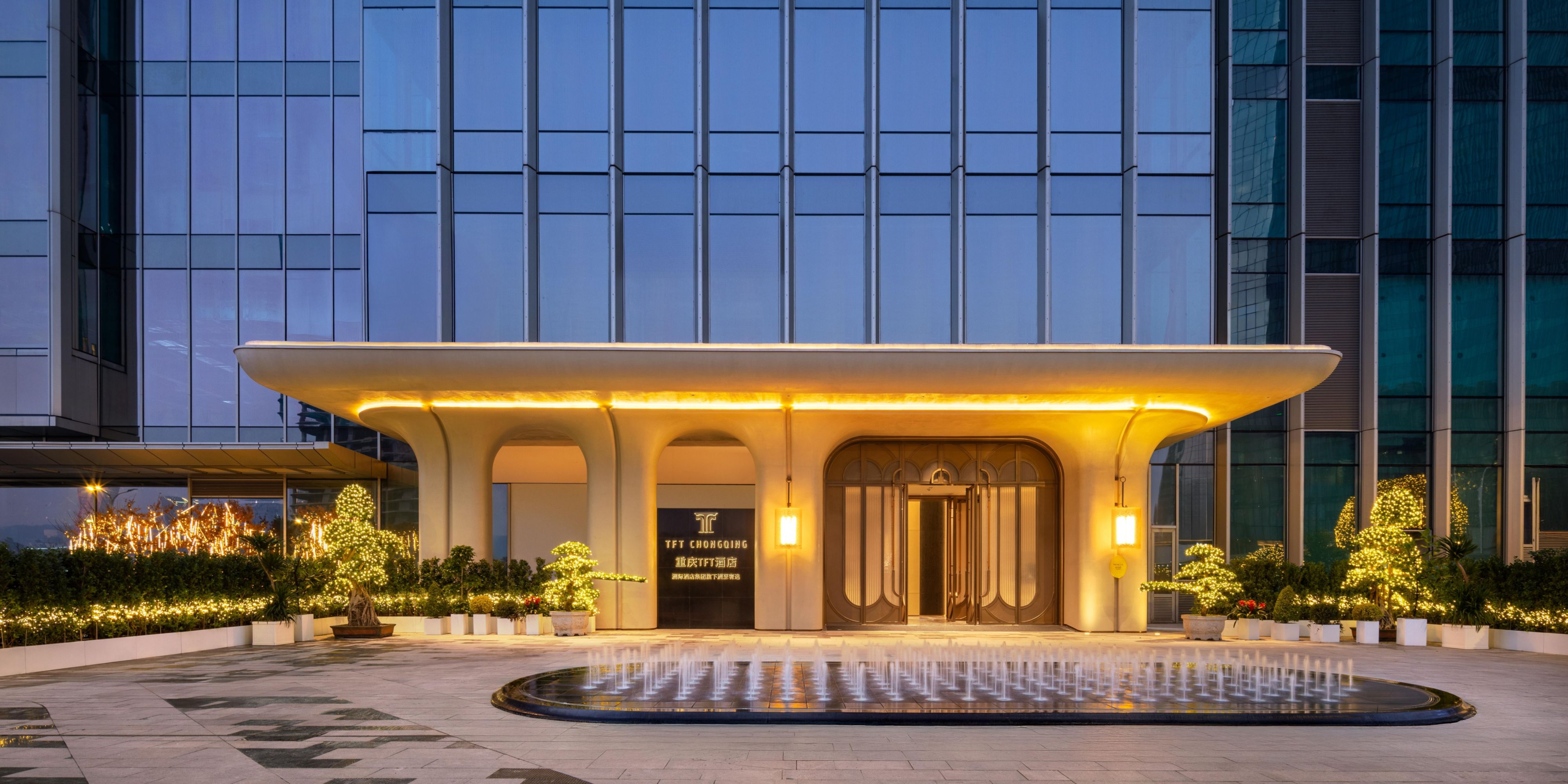 在重庆，路就是桥，桥就是路。桥不仅是跨越地理区位的通道，也是 连接历史与未来的文化符号。 作为重庆首家将桥都文化深度融入空间叙事的奢华酒店，我们让桥梁 从宏大的城市图景，走入酒店空间，构筑出摩登新尚的艺术体验。 酒店的设计灵感，源于两江交汇的磅礴气象与桥文化的力学之美。设计师将拱形的力量与韵律、水光的灵动与诗意，提炼为贯穿始终的设计语汇。 从以拱形桥洞为灵感构筑的抵达门廊，到映射着粼粼波光的空中大堂，桥的意象超越了具象形态，化为空间中风骨与格调统一。 室内更以层叠交错的城市视觉语言，通过多重材质与几何形态的交织，写意山城立体之美。每一处转角，每一件臻藏艺品，都在延续着桥的叙事。