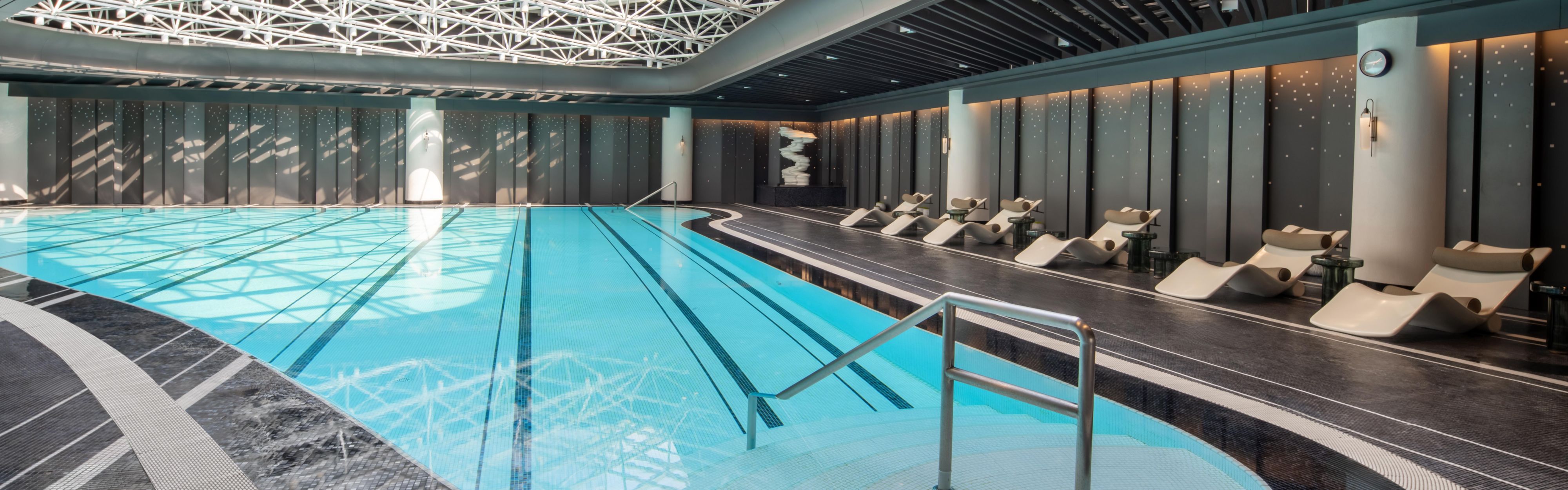 حوض السباحة