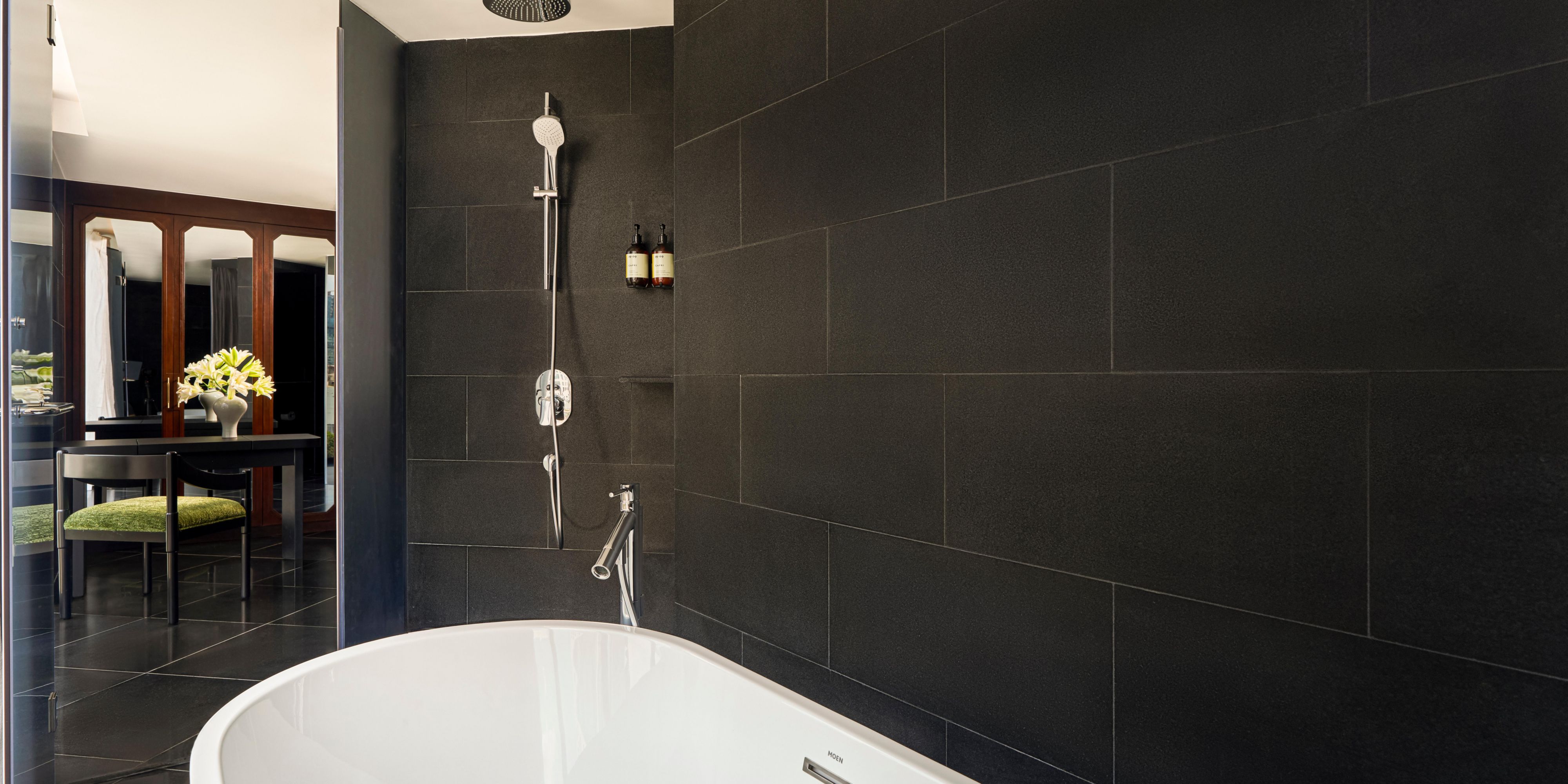 King Suite's bathroom