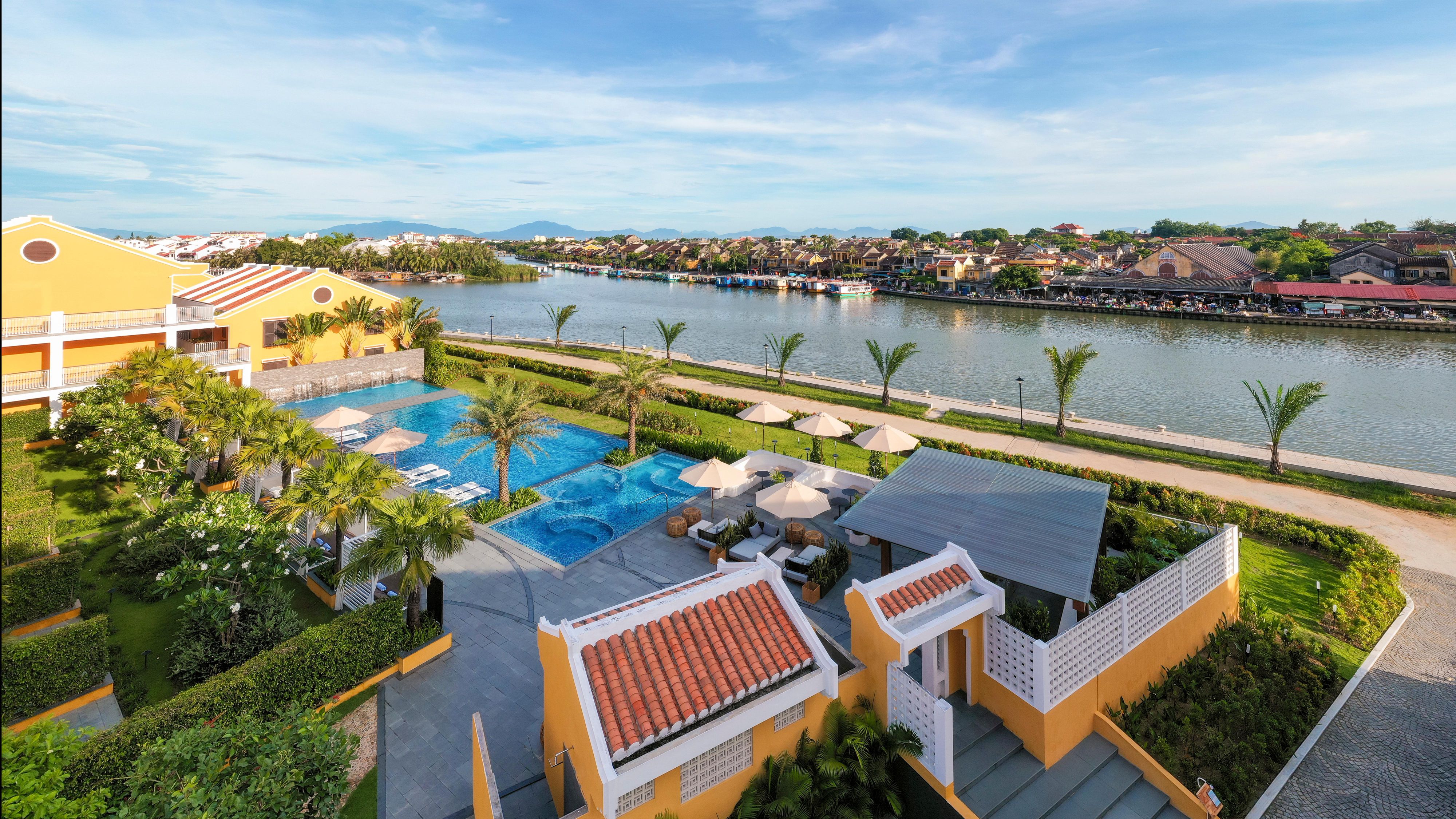 bể bơi ngoài trời nhìn ra sông