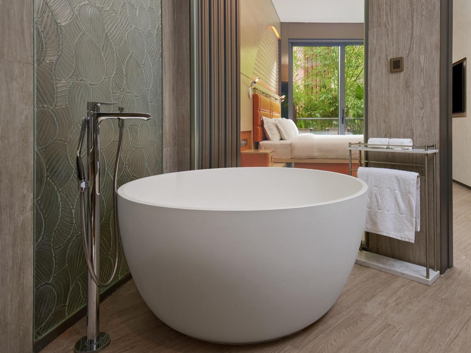 1 King Premium Balcony Guest Bathroom