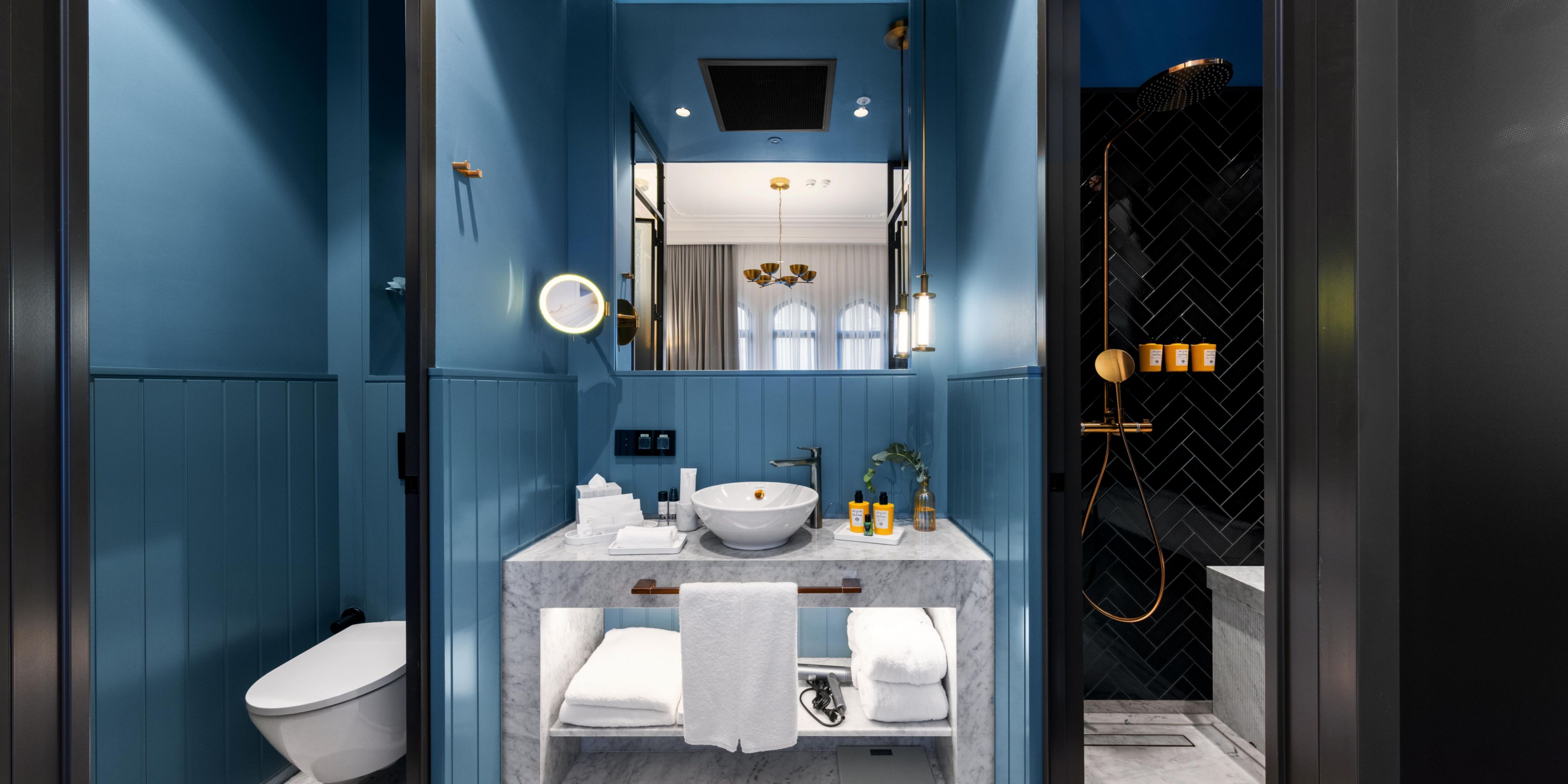 Votre suite s'ouvre sur une salle de bain en marbre avec des équipements Premium