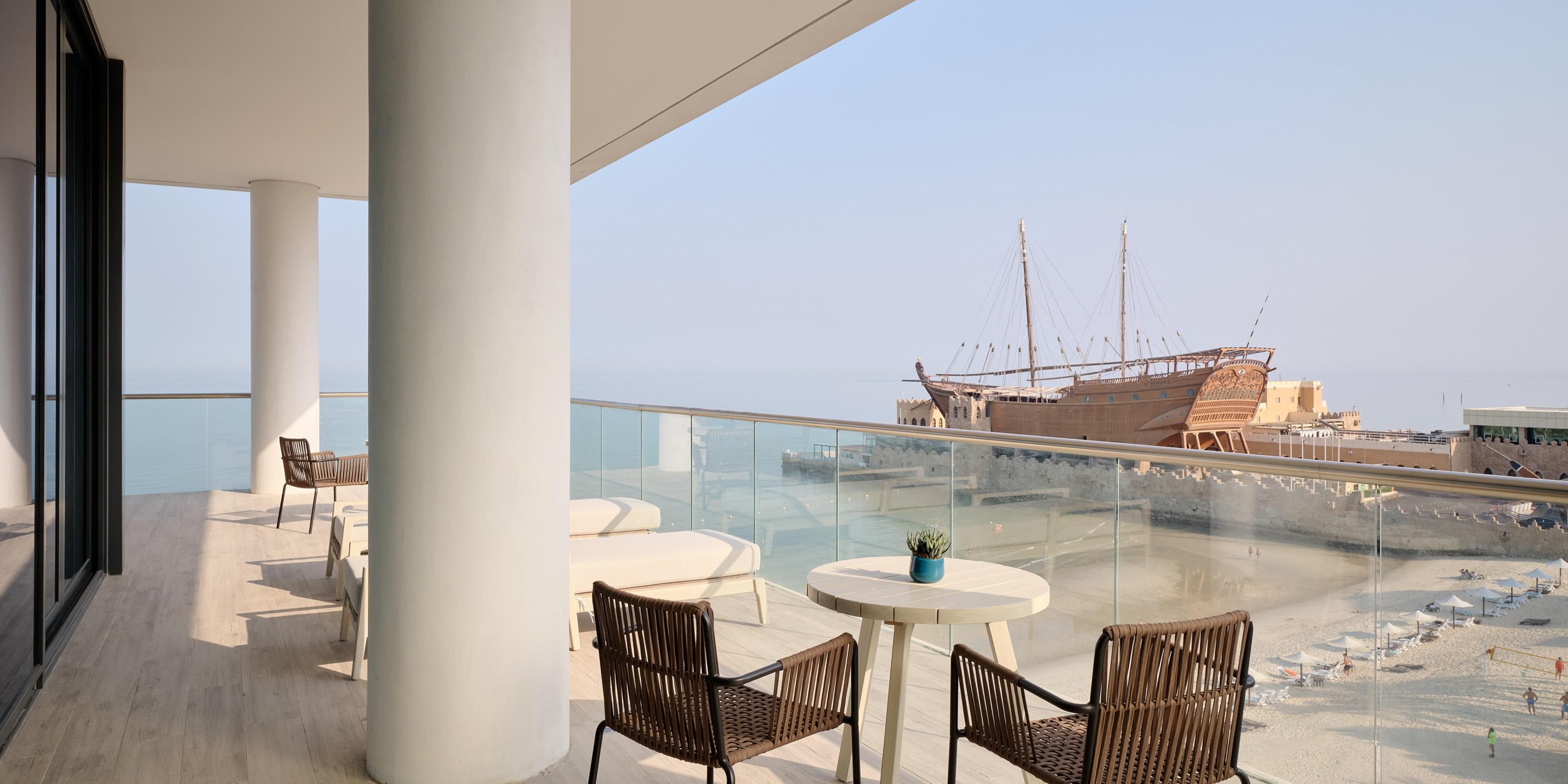 A relaxed seafront terrace for family entertainment 