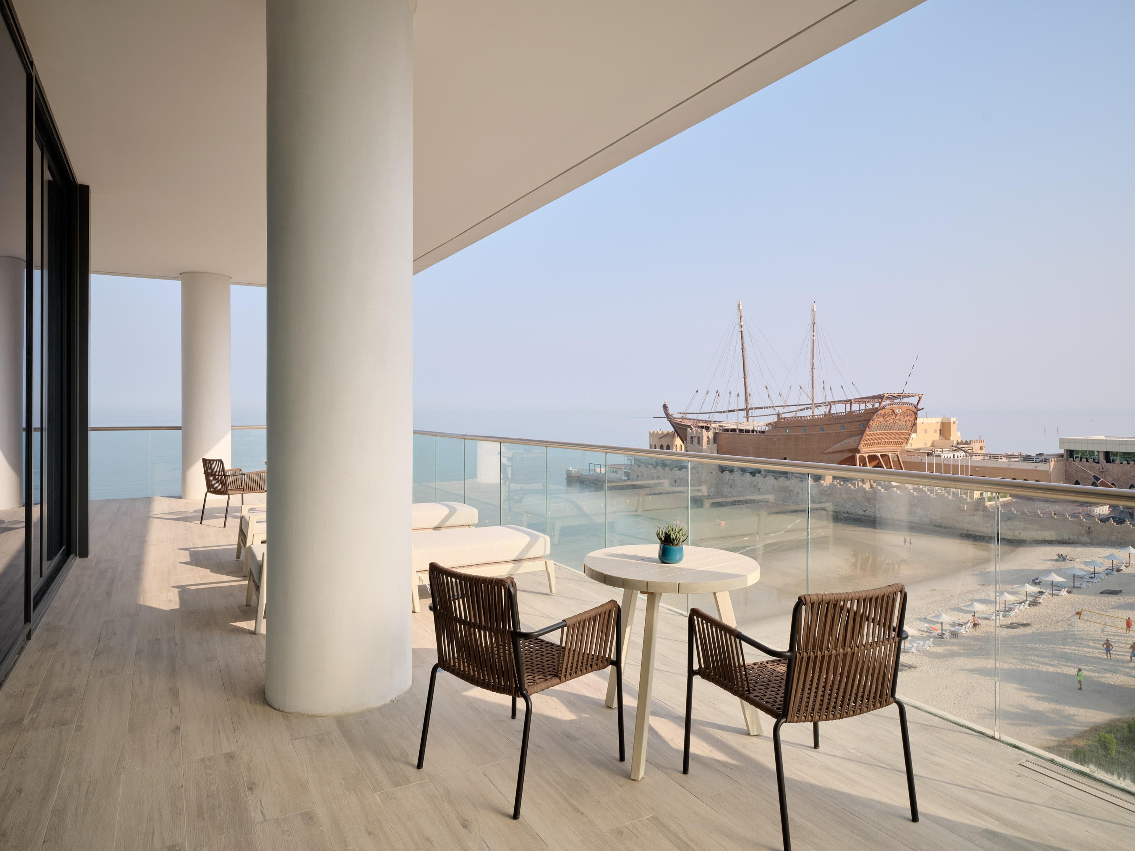 A relaxed seafront terrace for family entertainment 