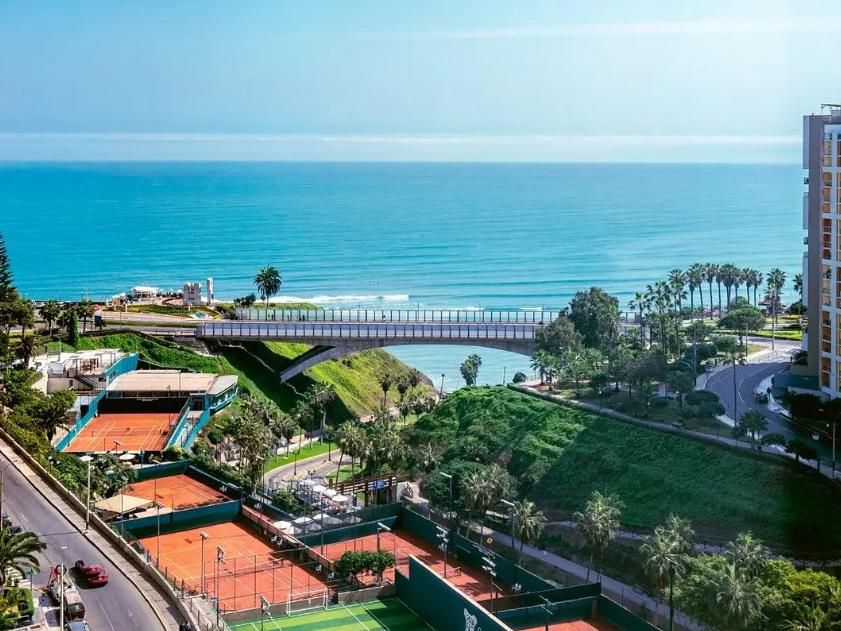 Vista de la Costa Verde de las pistas de tenis del Hotel Vignette™ Collection Souma