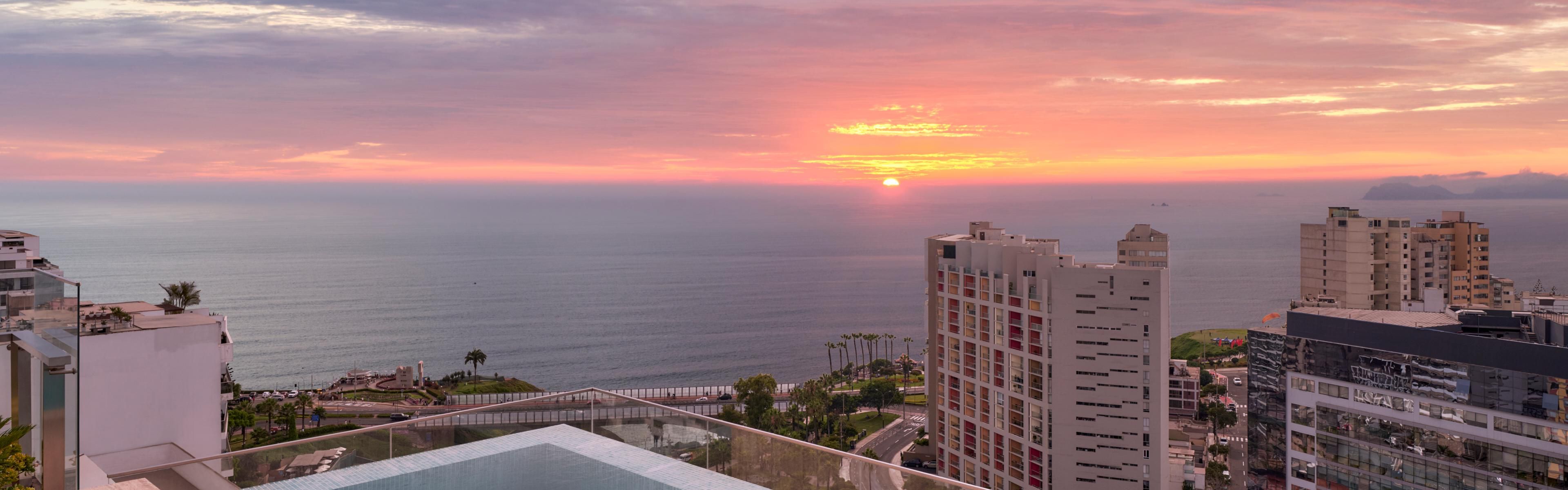 Vista aérea de la costa con abundante vegetación.