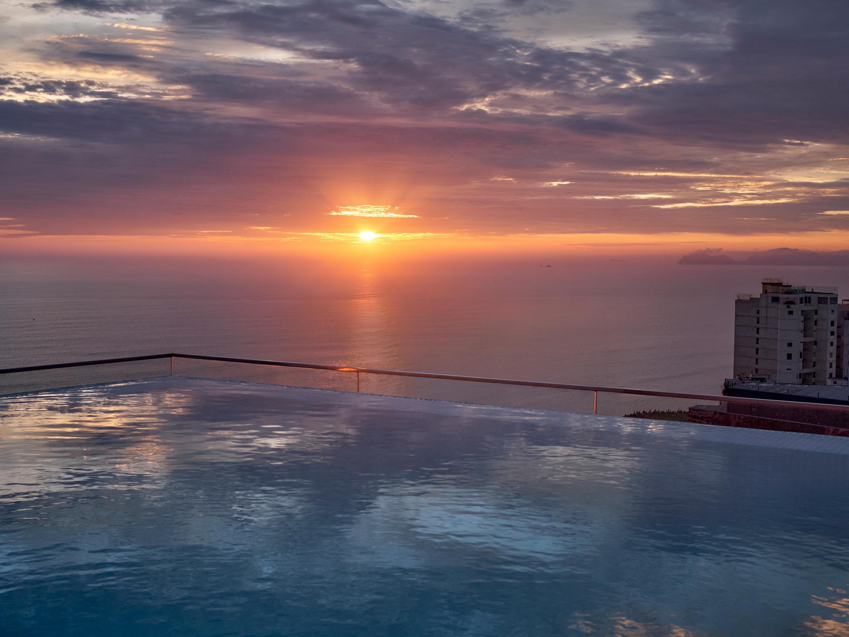 Relájese en la piscina infinita de la azotea con impresionantes vistas del atardecer de Lima.