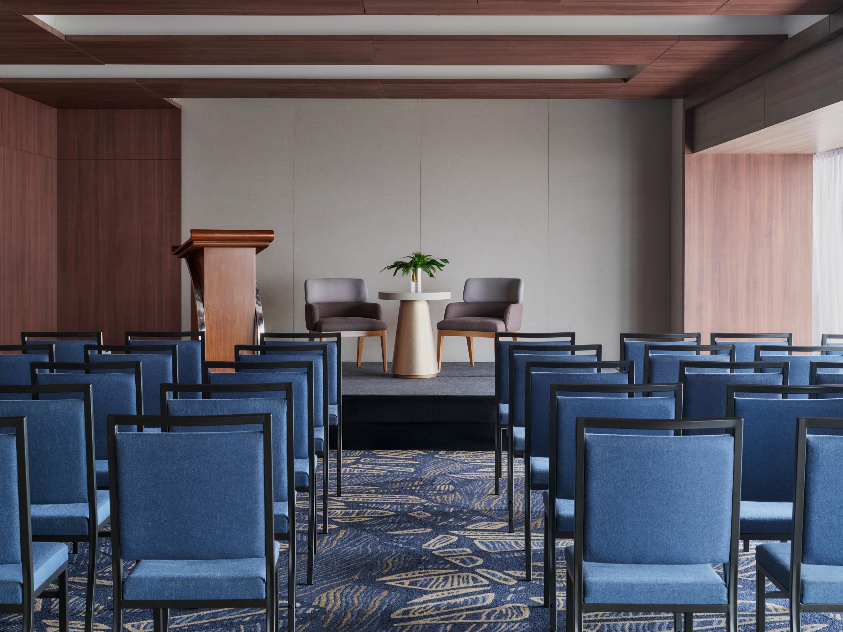 Host memorable events in Victoria Regia, a bright, elegant space.
