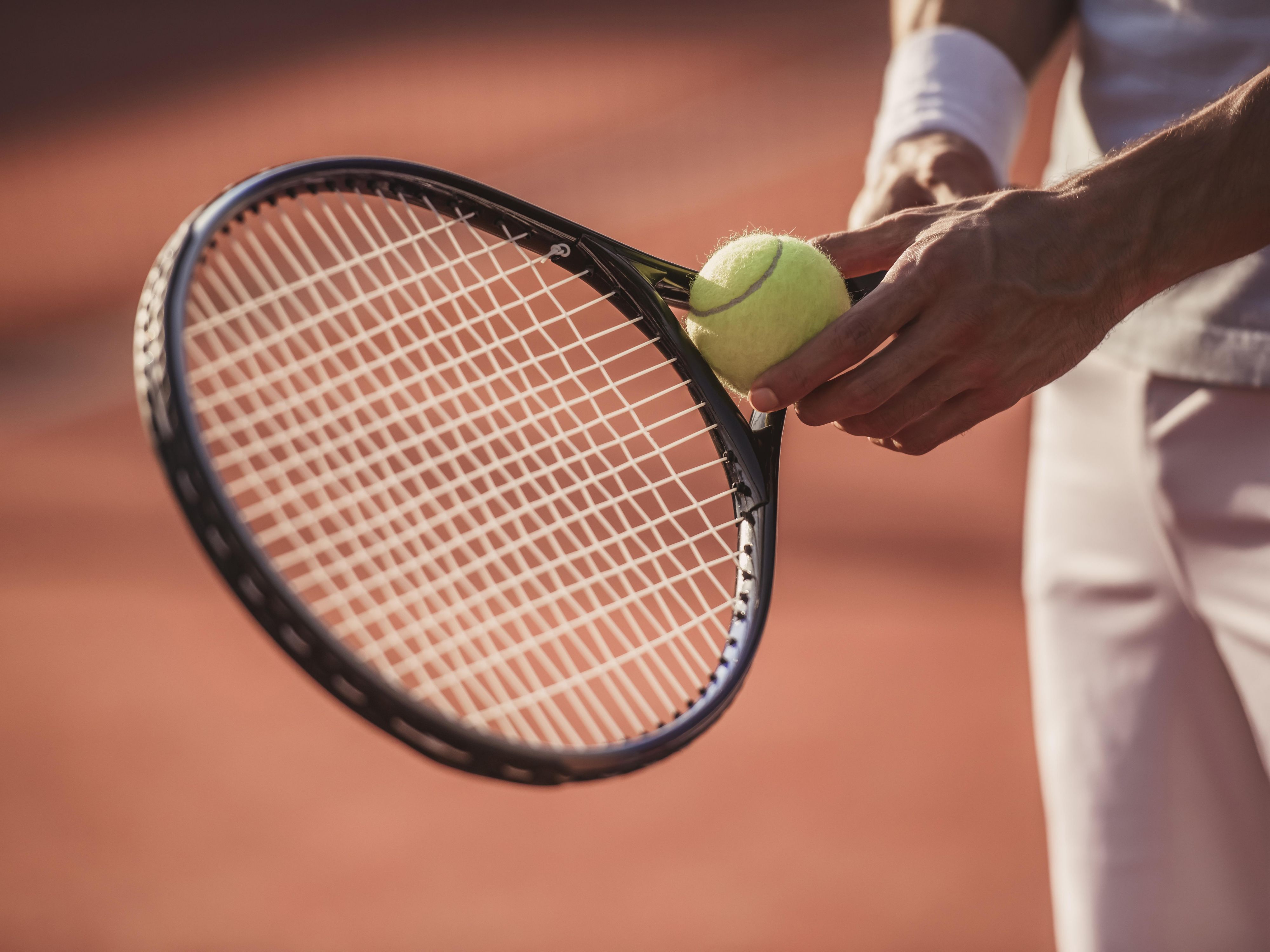 Tenista preparándose para un servicio