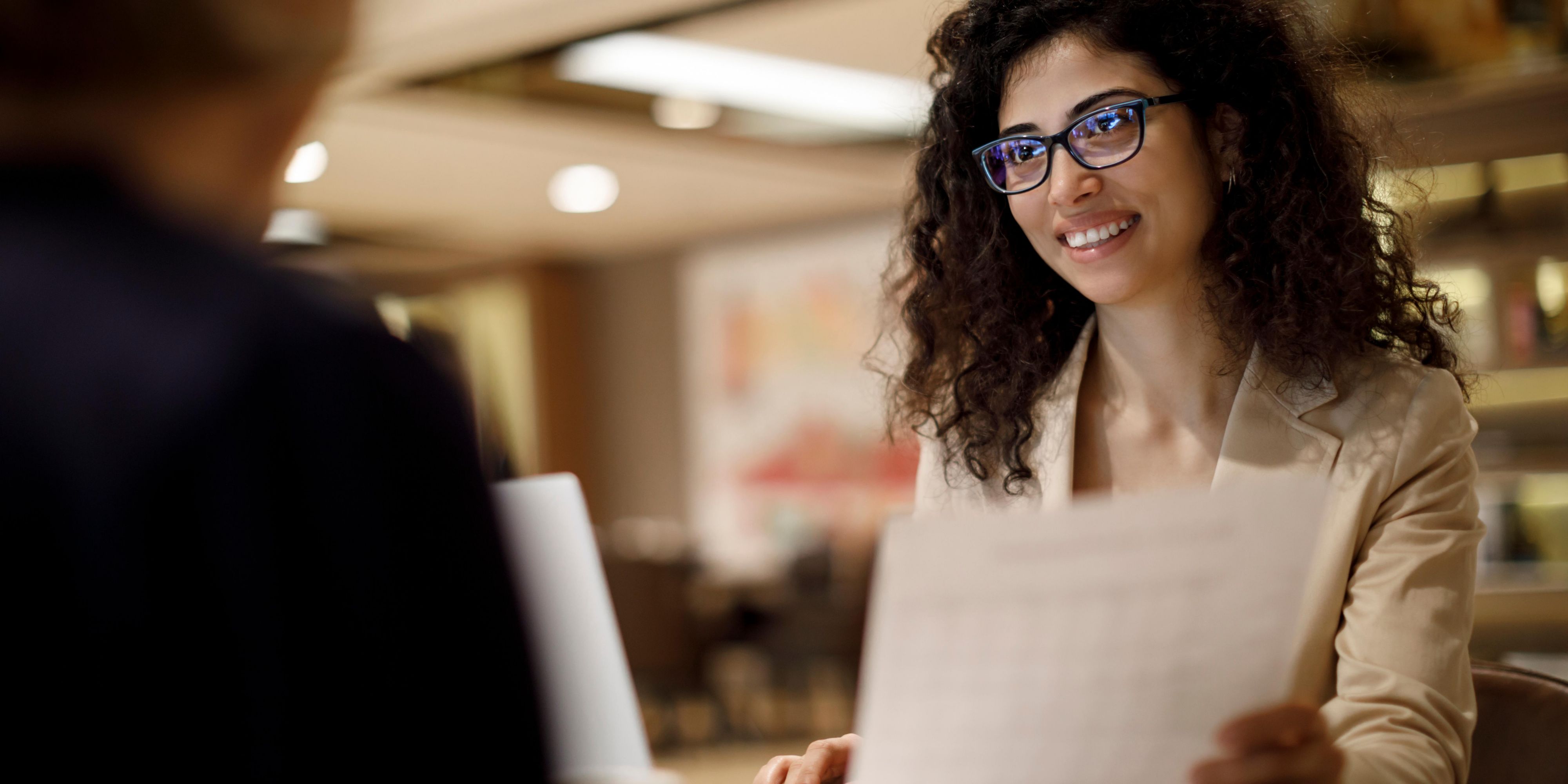 Mujer trabajando en el vestíbulo