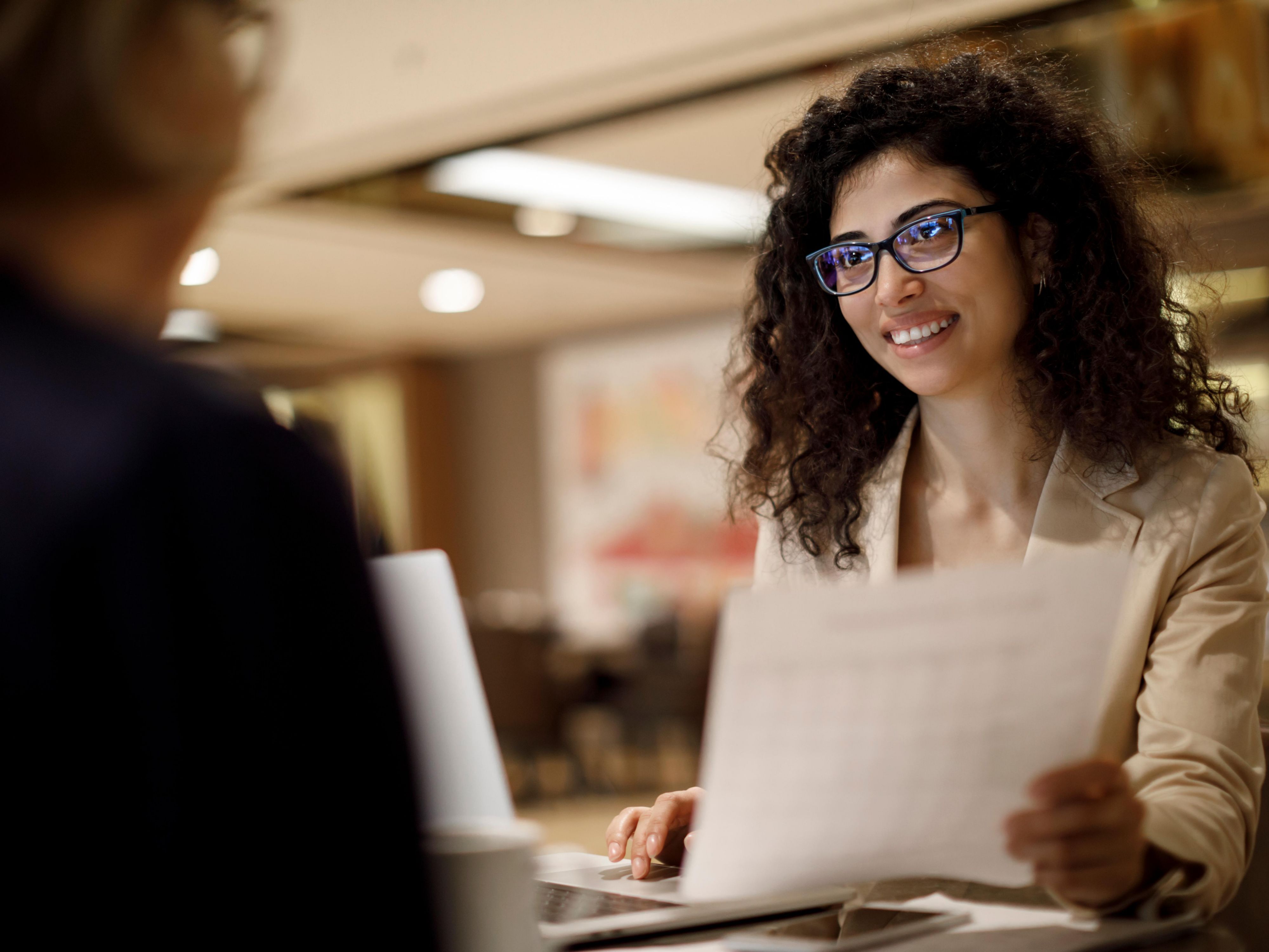 Mujer trabajando en el vestíbulo