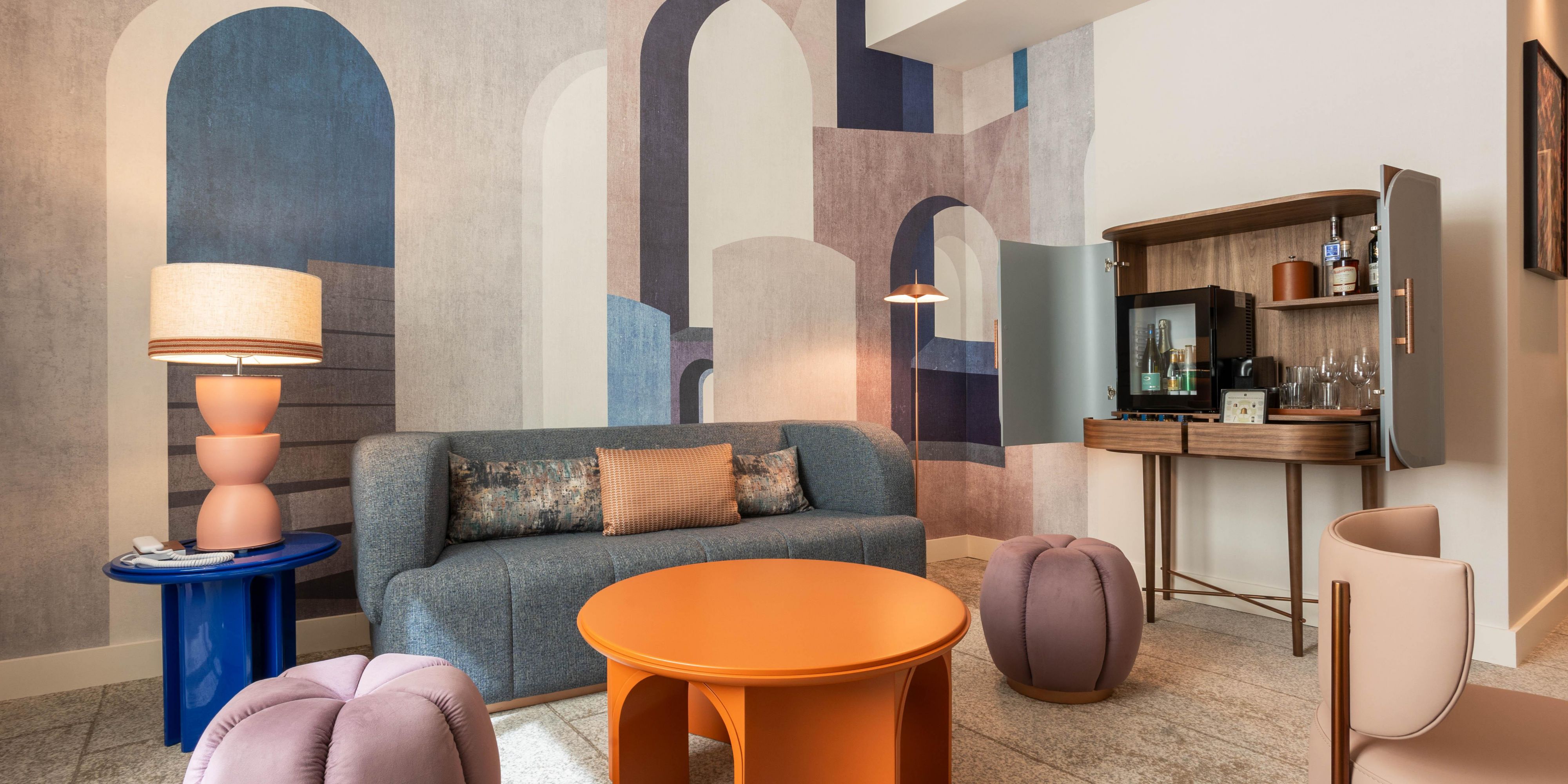 Imagine sinking into a king-size bed surrounded by modern elegance, such as Dyson hairdryers and the sounds of a B&O system. Savour tea classes, enjoy artisanal gifts, tea boxes and signature cocktails. Complete your stay with a non-alcoholic minibar refill and an exclusive suite concierge.