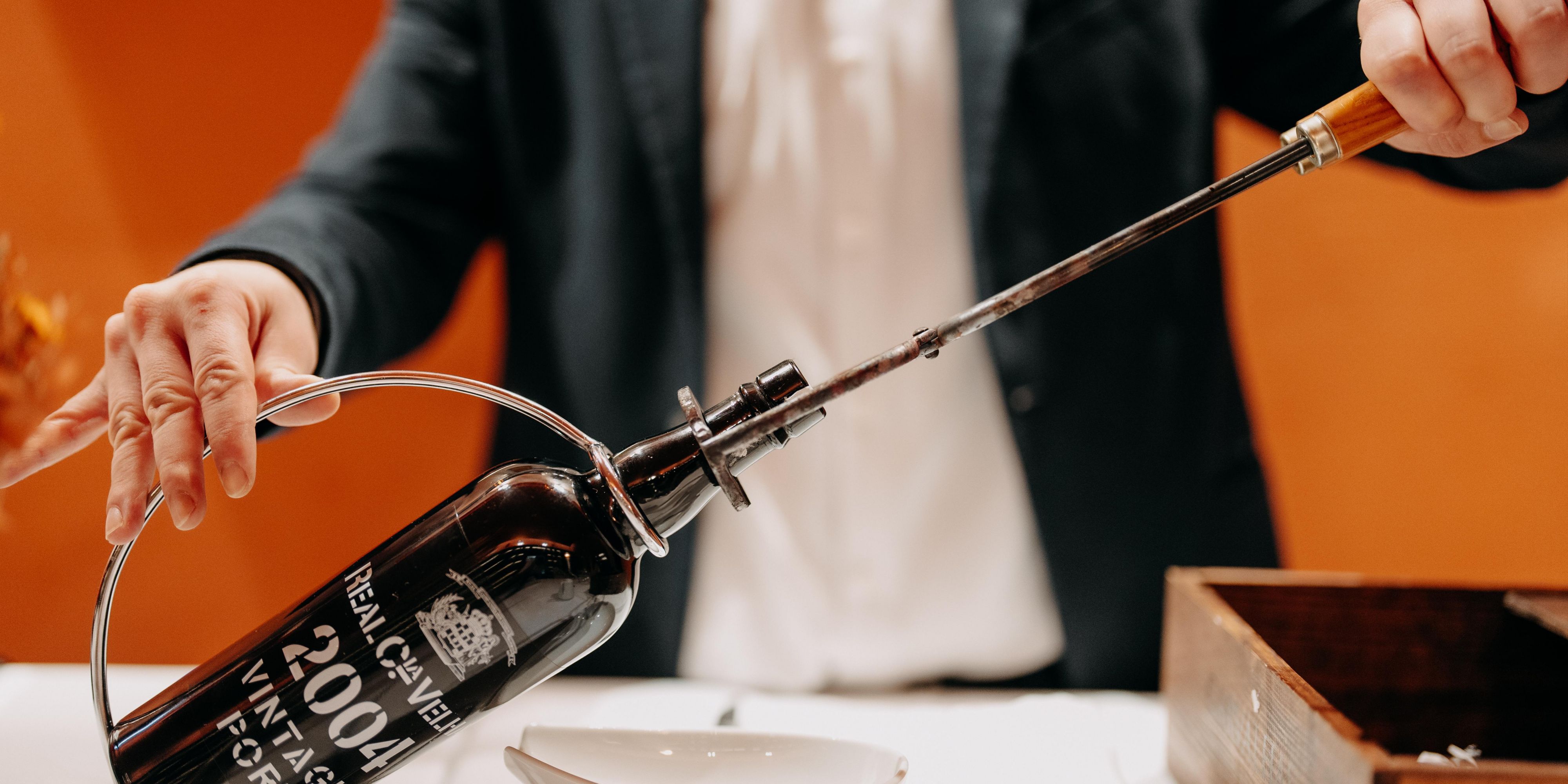 Como antigua sede de Real Companhia Velha, la famosa bodega de vino de Oporto, podrá presenciar el "tradicional degüelle" de una botella de vino mientras disfruta de una copa con una trufa de chocolate. Se realiza cada día de 18:00 a 19:00. Disfrute de todo lo que Oporto tiene que ofrecer.