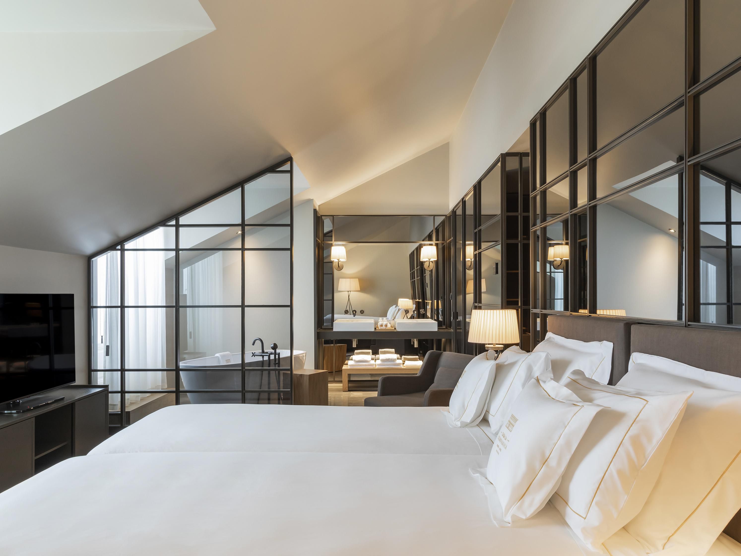 Luxurious design in the Twin Bed Suite with bathtub and balconette