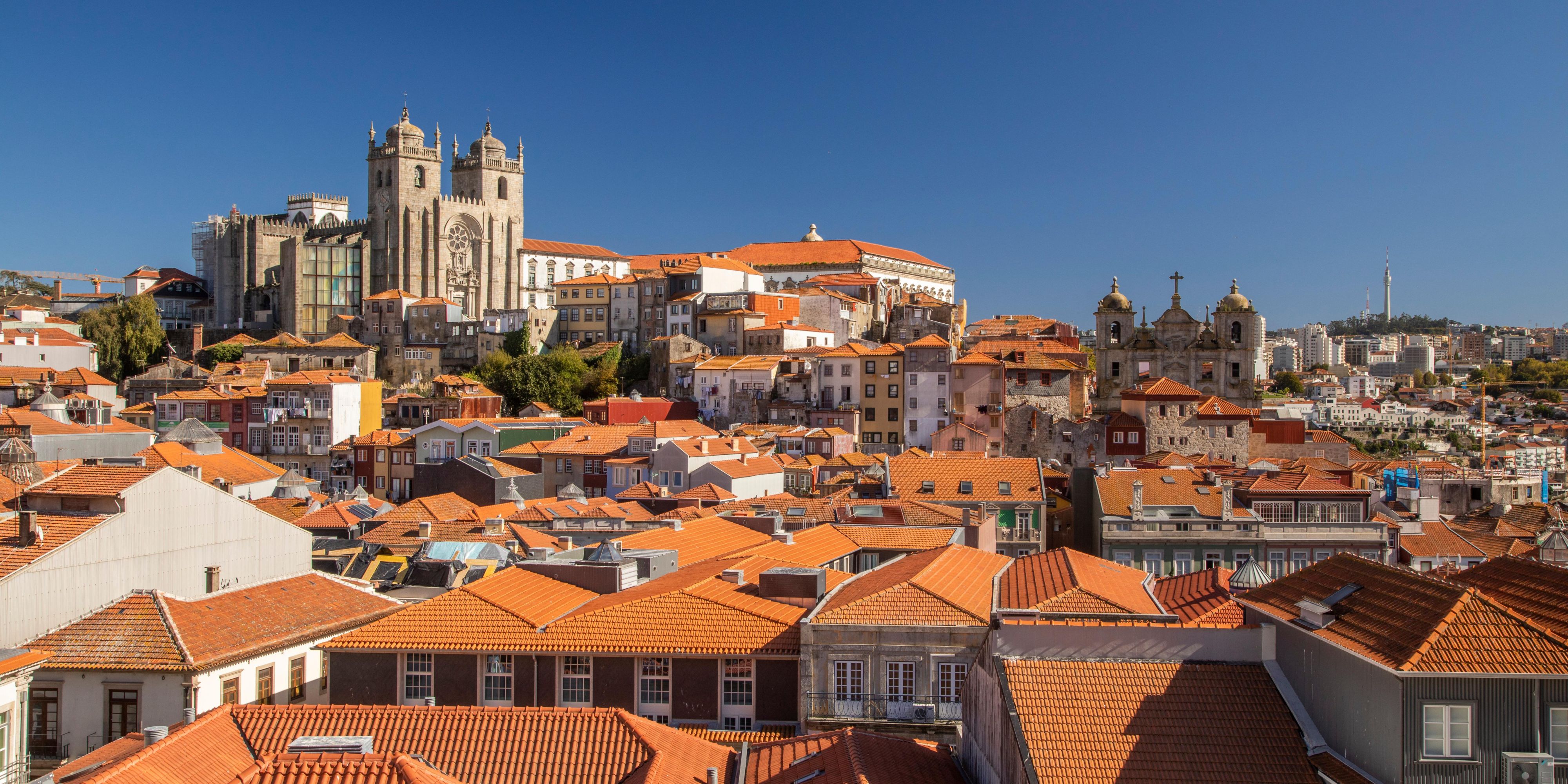 We believe travel should benefit local people and places. Casa da Companhia is proud to partner with Escola de Hotelaria e Turismo do Porto to support the next generation who wish to pursue careers in hospitality, through mentoring and internships at the hotel.