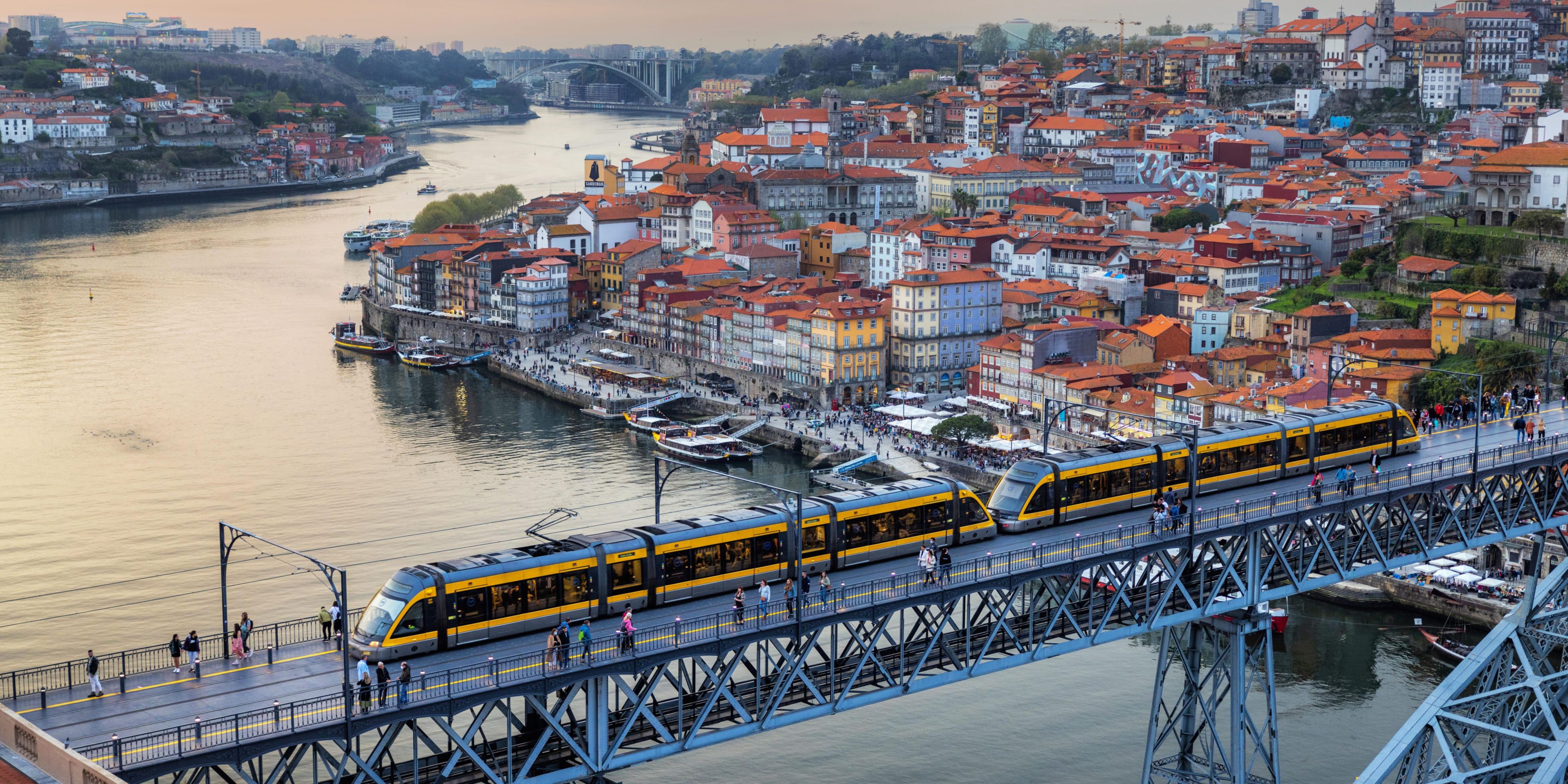 Casa da Companhia has partnered with Casa Porto, a social association that helps families and people who are homeless or at risk. The initiative takes place every Tuesday until the end of the year, with the hotel team supporting meal service at Casa Porto's charitable restaurants at Ordem do Terço in Batalha, Porto.