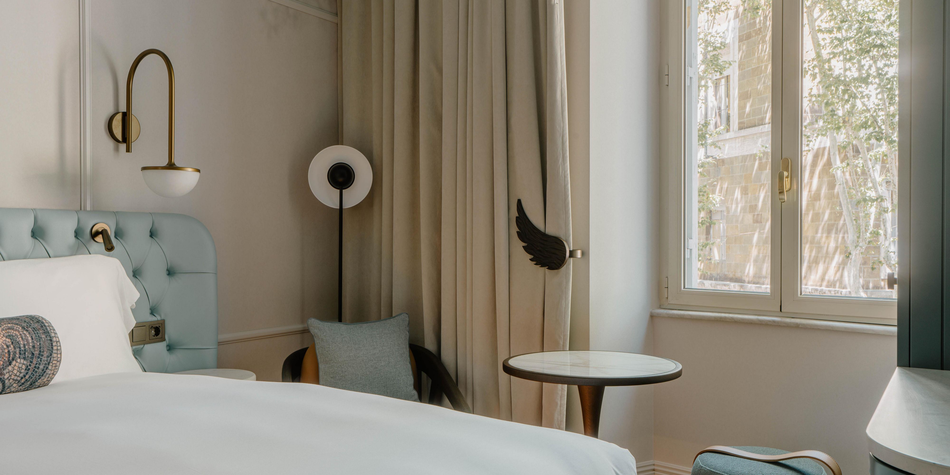 Nuestras lujosas suites, ubicadas en nuestro piso más alto, cuentan con vistas al paisaje urbano. Disponible para reserva individual o combinada para crear una lujosa suite de dos dormitorios con entrada privada.