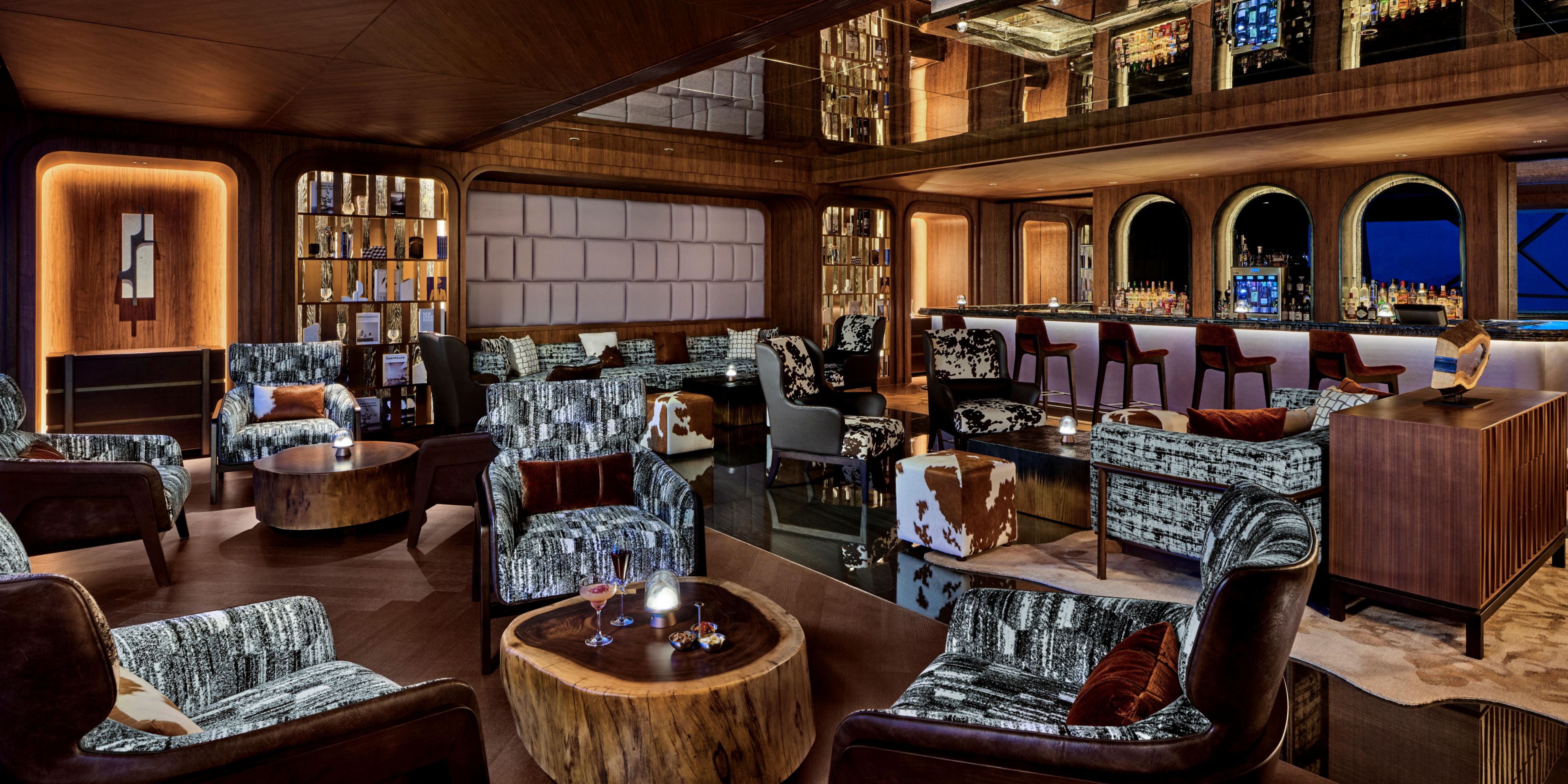 Perched on the 19th floor, The Peak rooftop bar features an expansive outdoor terrace with panoramic views blending the urban skyline and tranquil countryside. Immersed in a relaxed Nordic-inspired holiday atmosphere, the space comes alive with daily live band performances. It’s the ideal setting to unwind after a day of activities.