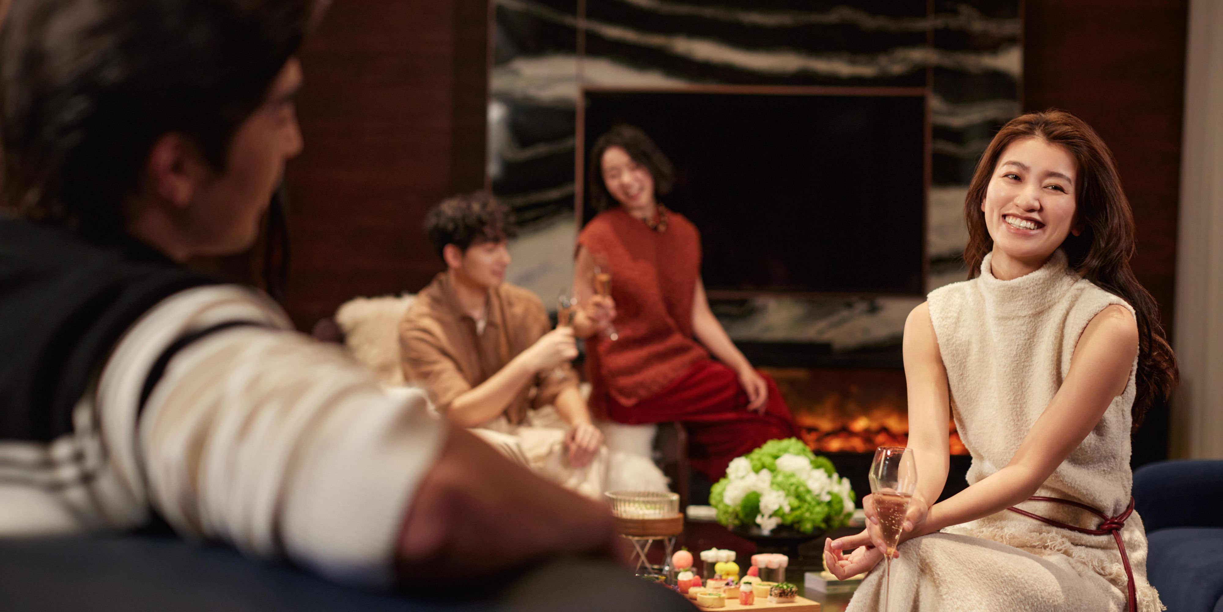 Every Friday & Saturday, 18:00pm
Complimentary for hotel in-house guests.
After an exhilarating day on the slopes, gather around the modern e-fireplace in the lobby and immerse yourself in our Après‑ski Happy Hour. Savor a specially crafted Butter Beer or rich hot chocolate prepared by our chef and raise a glass with like‑minded ski enthusiasts.