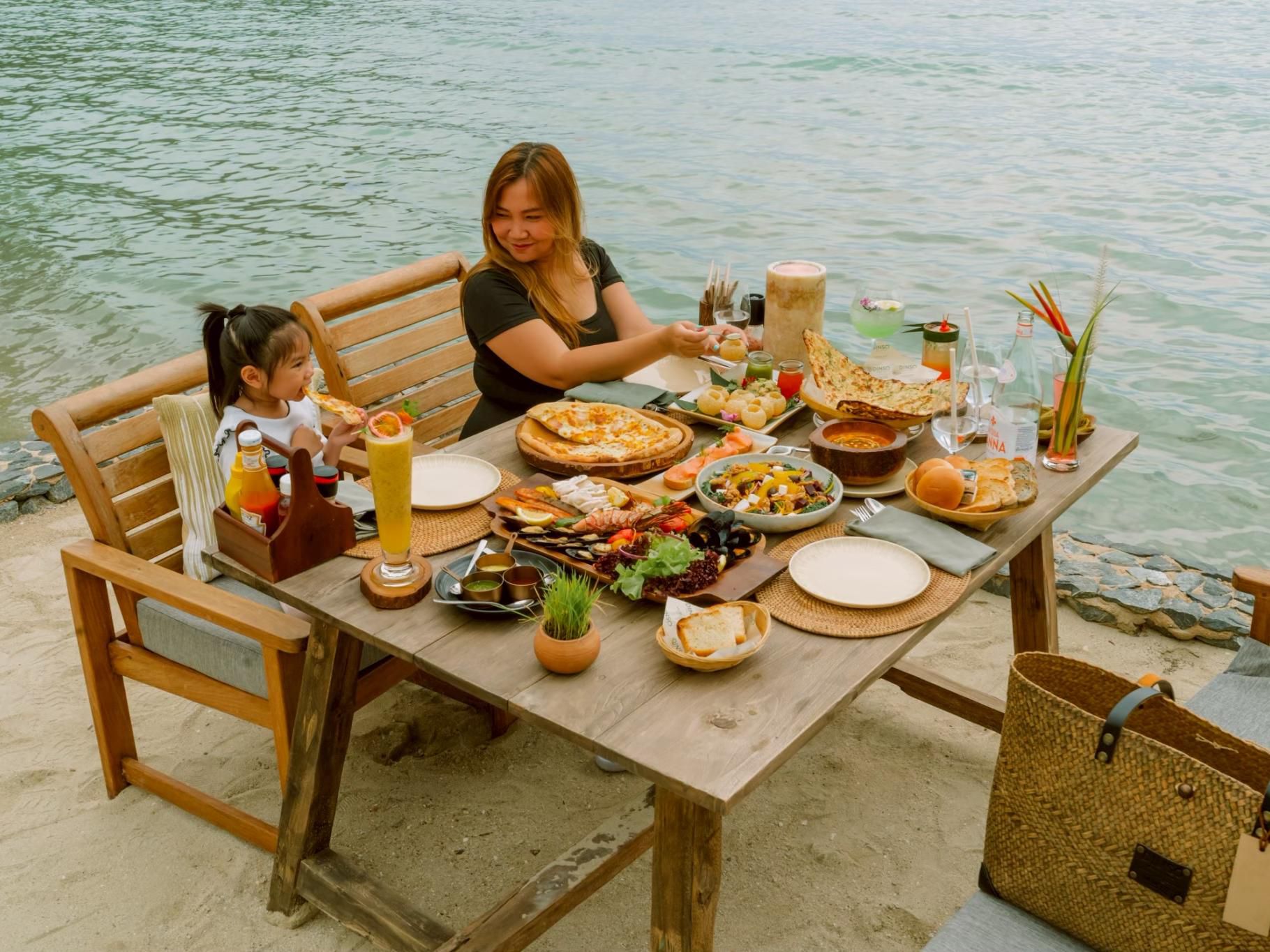 Enjoy a feast with your loved ones by the seaside
