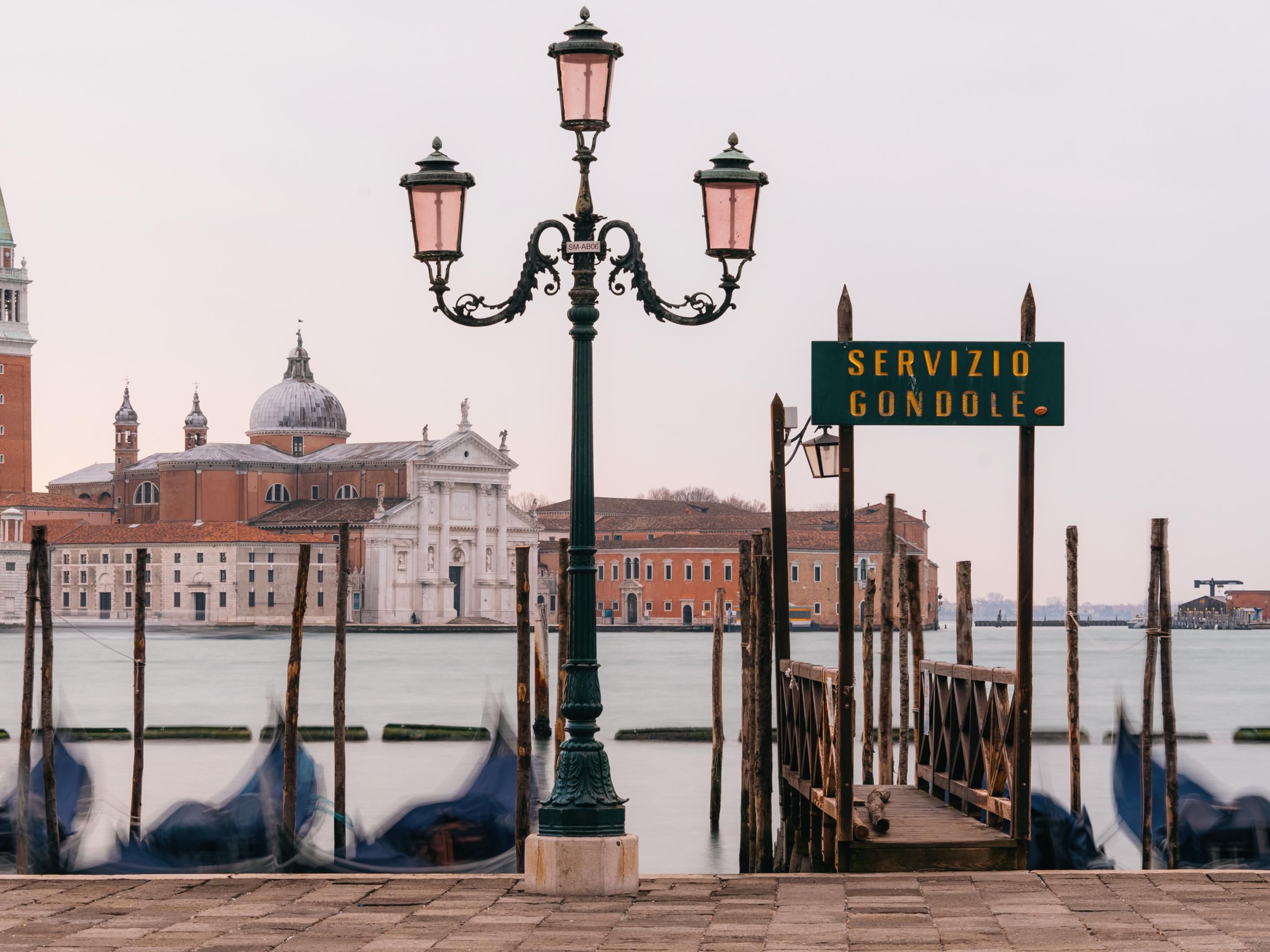 Gondola service to visit the magnificent Venice