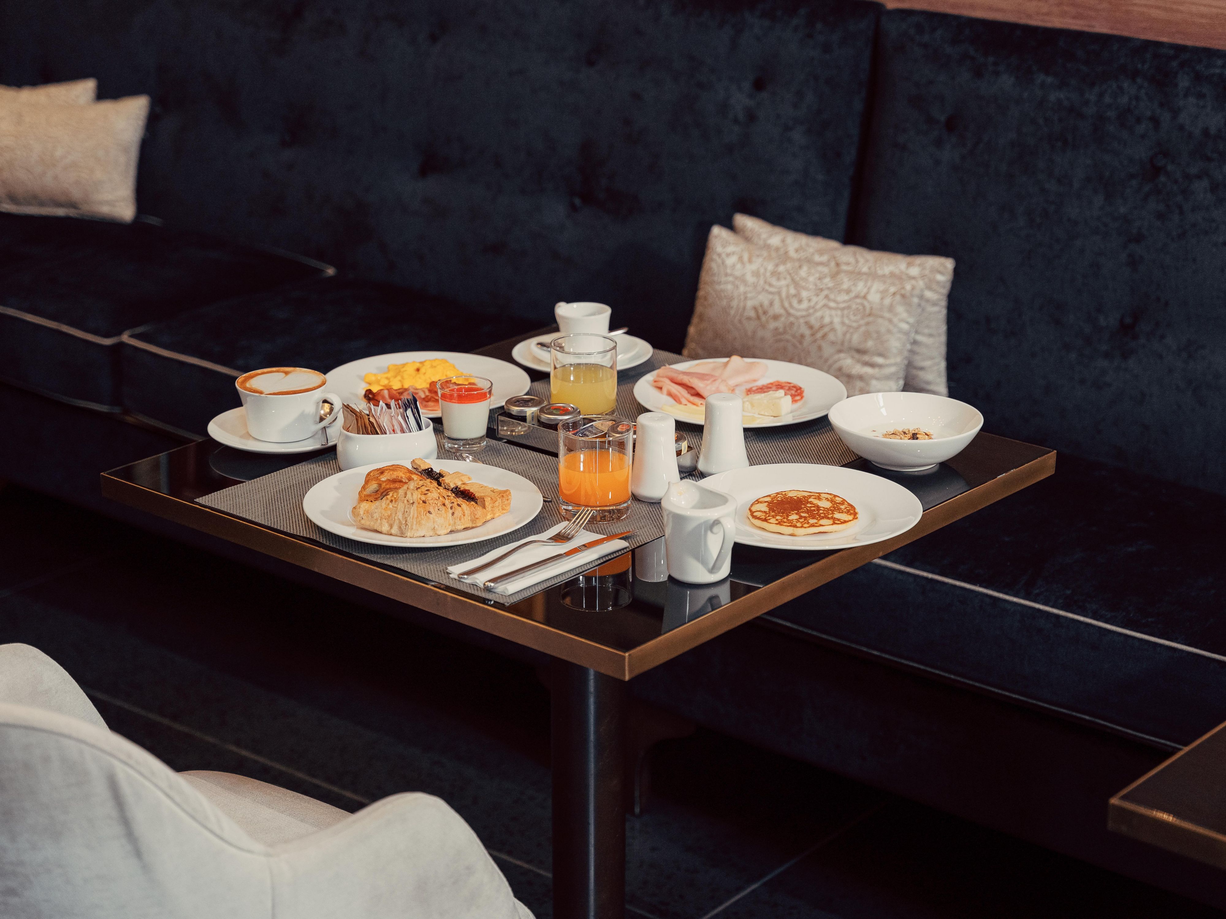 Breakfast immersed in the art of Venice