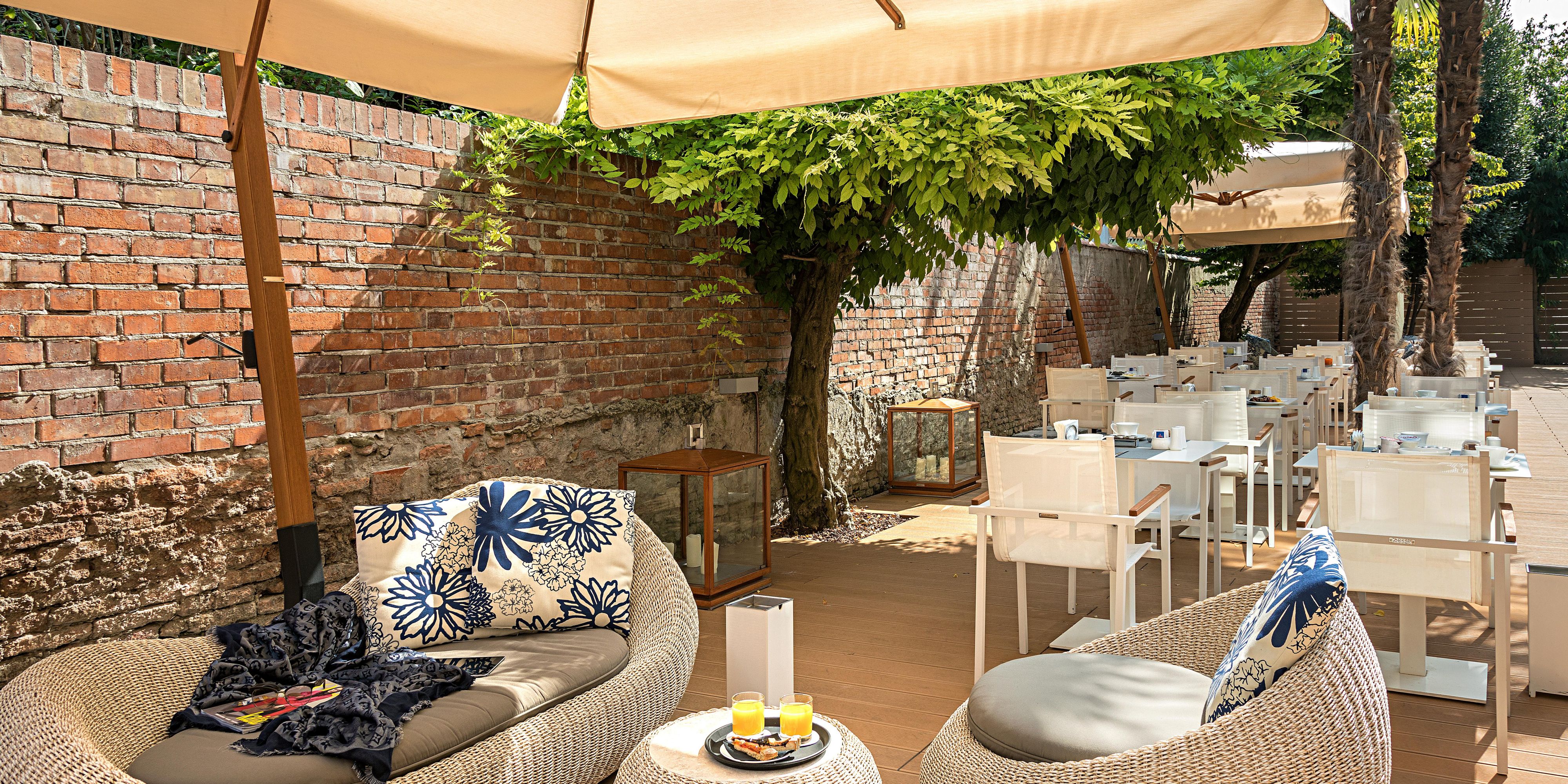 In the hidden spaces of Venice, elegantly furnished and thoughtfully arranged, the Manuzio Lounge allows all our guests to enjoy a relaxing break without leaving the hotel.
Whether for a moment of sharing or a business meeting, you will find the perfect place here to enhance your experience.