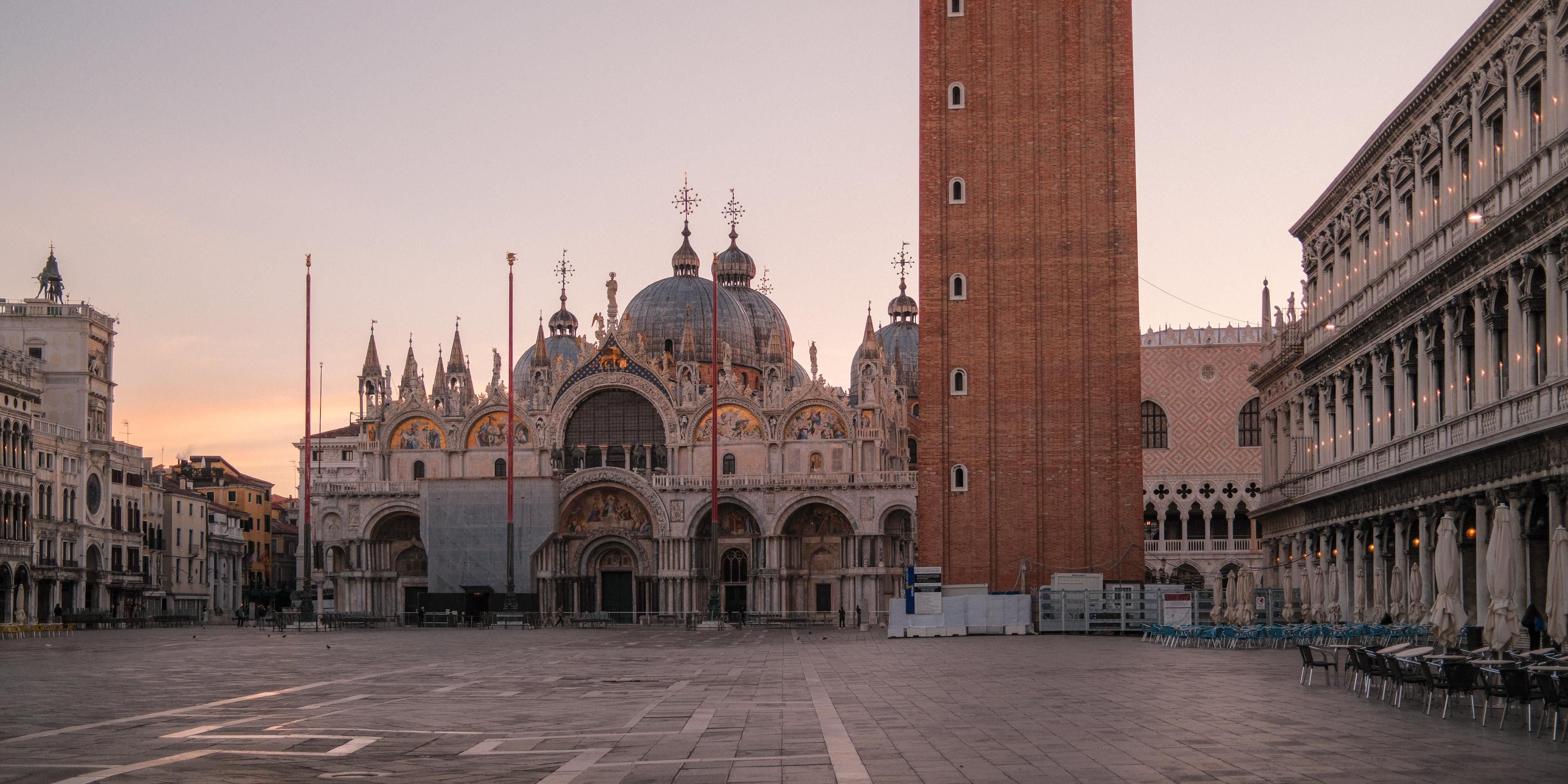 In the unmistakable heart of Venice, The Venice Times welcomes guests into refined, design-forward spaces where modern atmosphere meets the city’s timeless charm. An intimate retreat just steps from the canals, offering an authentic way to experience Venice with exceptional comfort and a truly distinctive style.