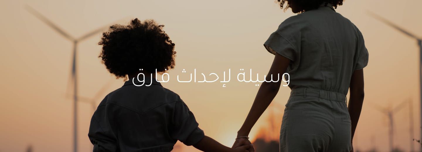أم وابنها يمشيان يدًا في يد 