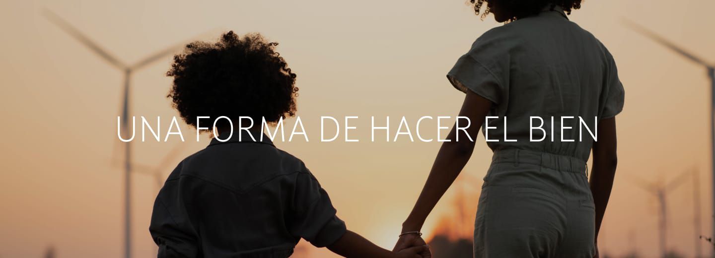 Madre e hijo caminando de la mano 