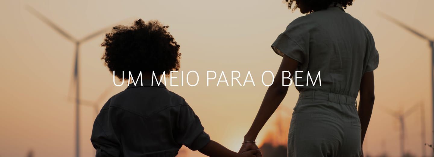 Criança e responsável caminhando de mãos dadas 